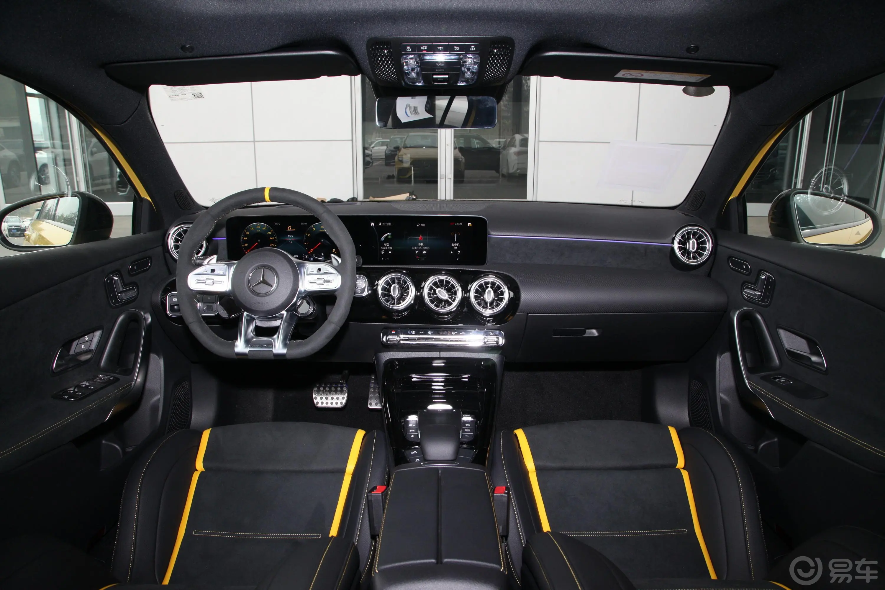 奔驰A级 AMG(进口)AMG A 45 S 4MATIC+前排扶手箱储物格