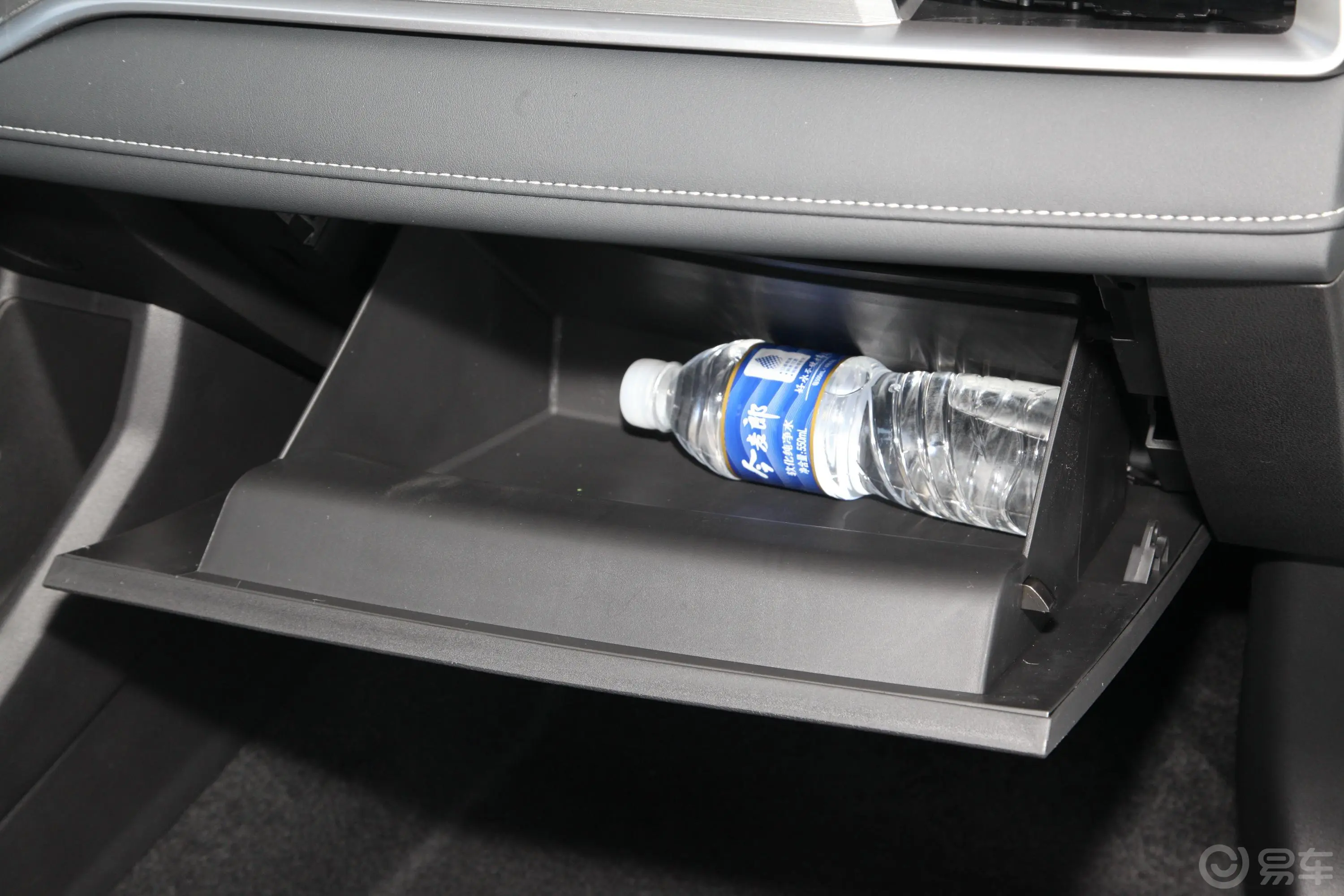 帝豪UP 1.5L 手动 舒适型手套箱空间水瓶横置