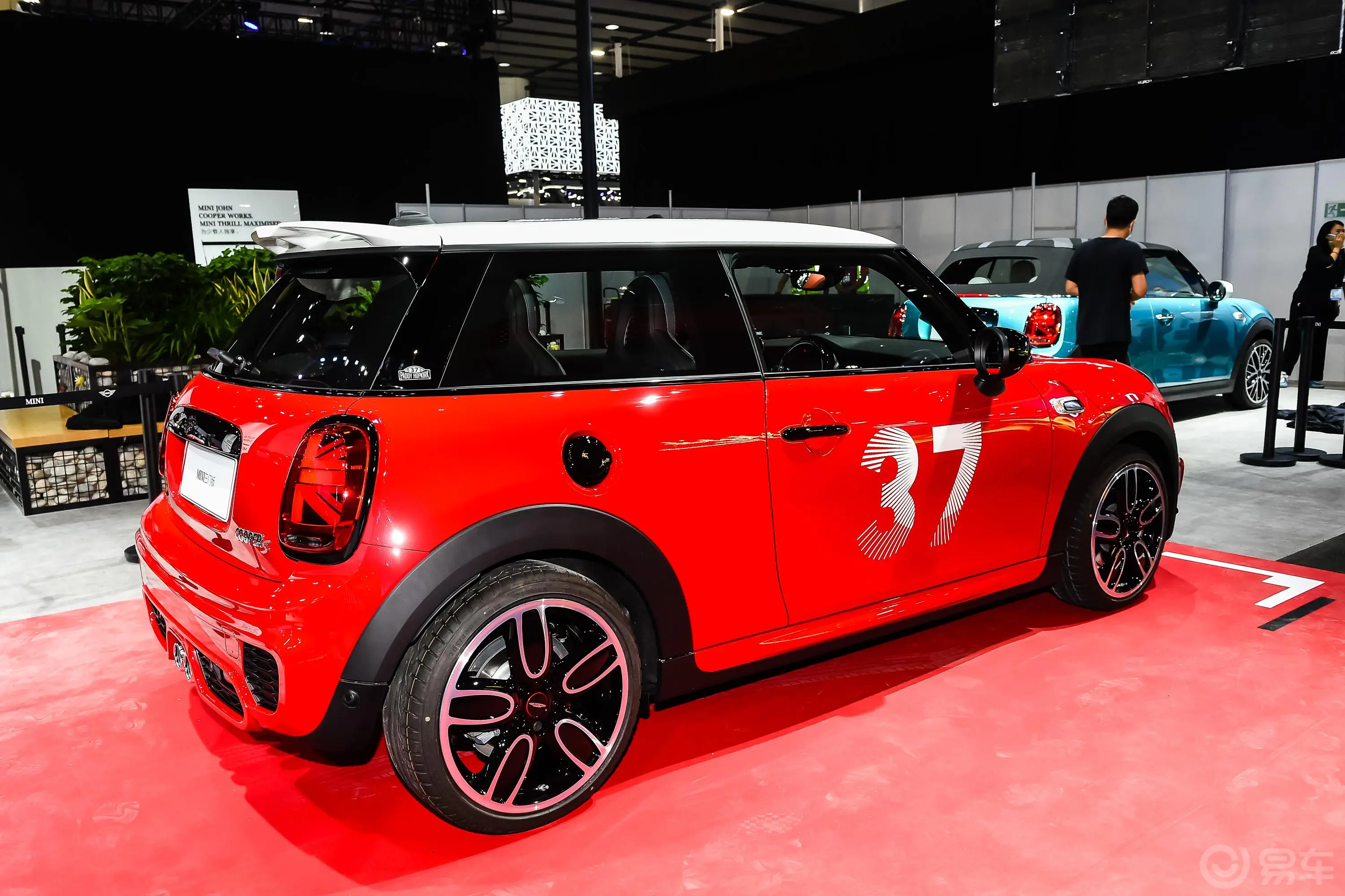 MINI2.0T COOPER S 叁柒号纪念版正侧车头向右水平