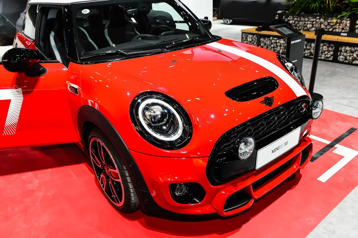 MINI2.0T COOPER S 叁柒号纪念版前格栅侧俯拍