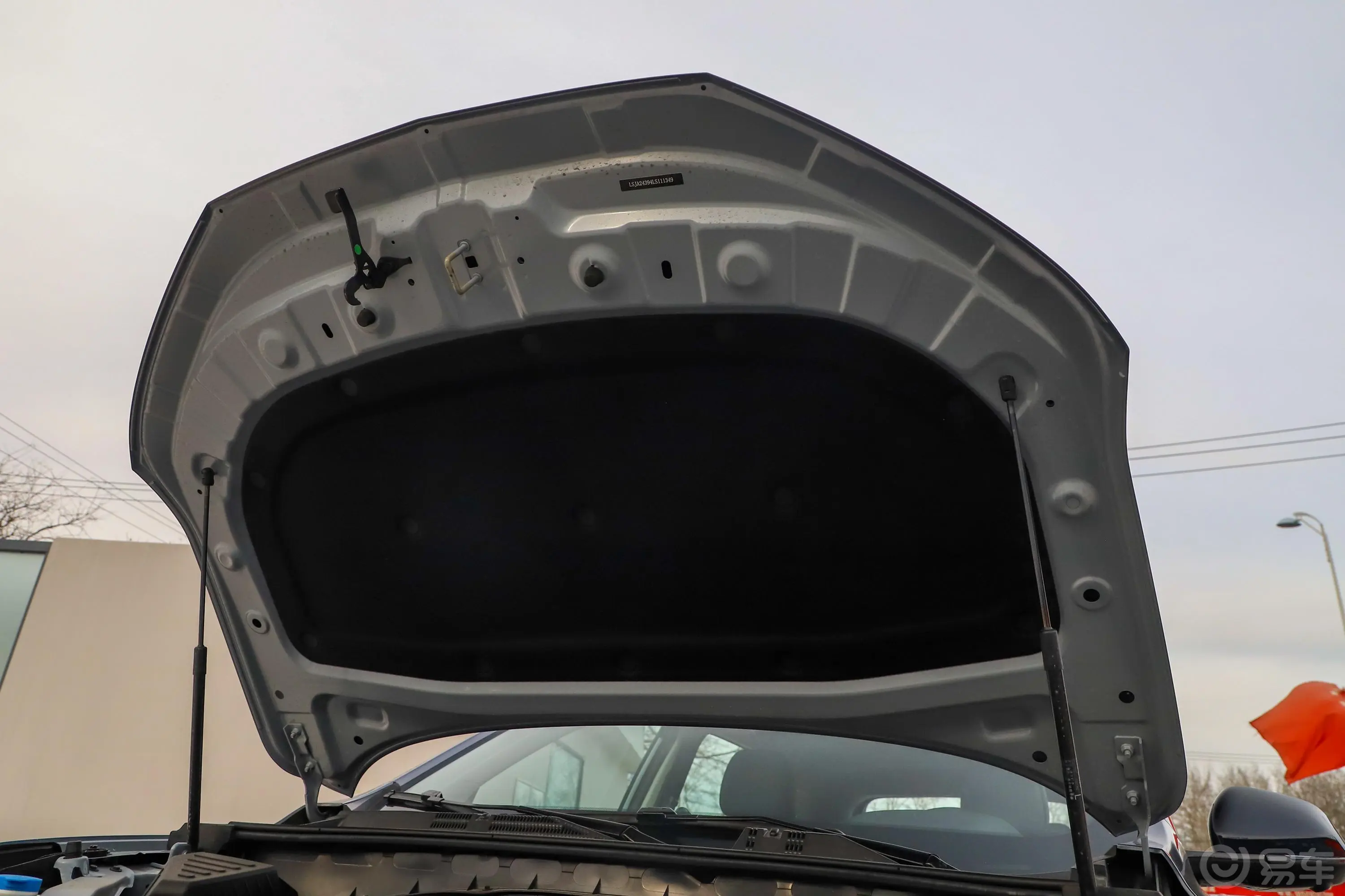 荣威eRX5ePLUS 国潮荣麟旗舰版发动机舱盖内侧