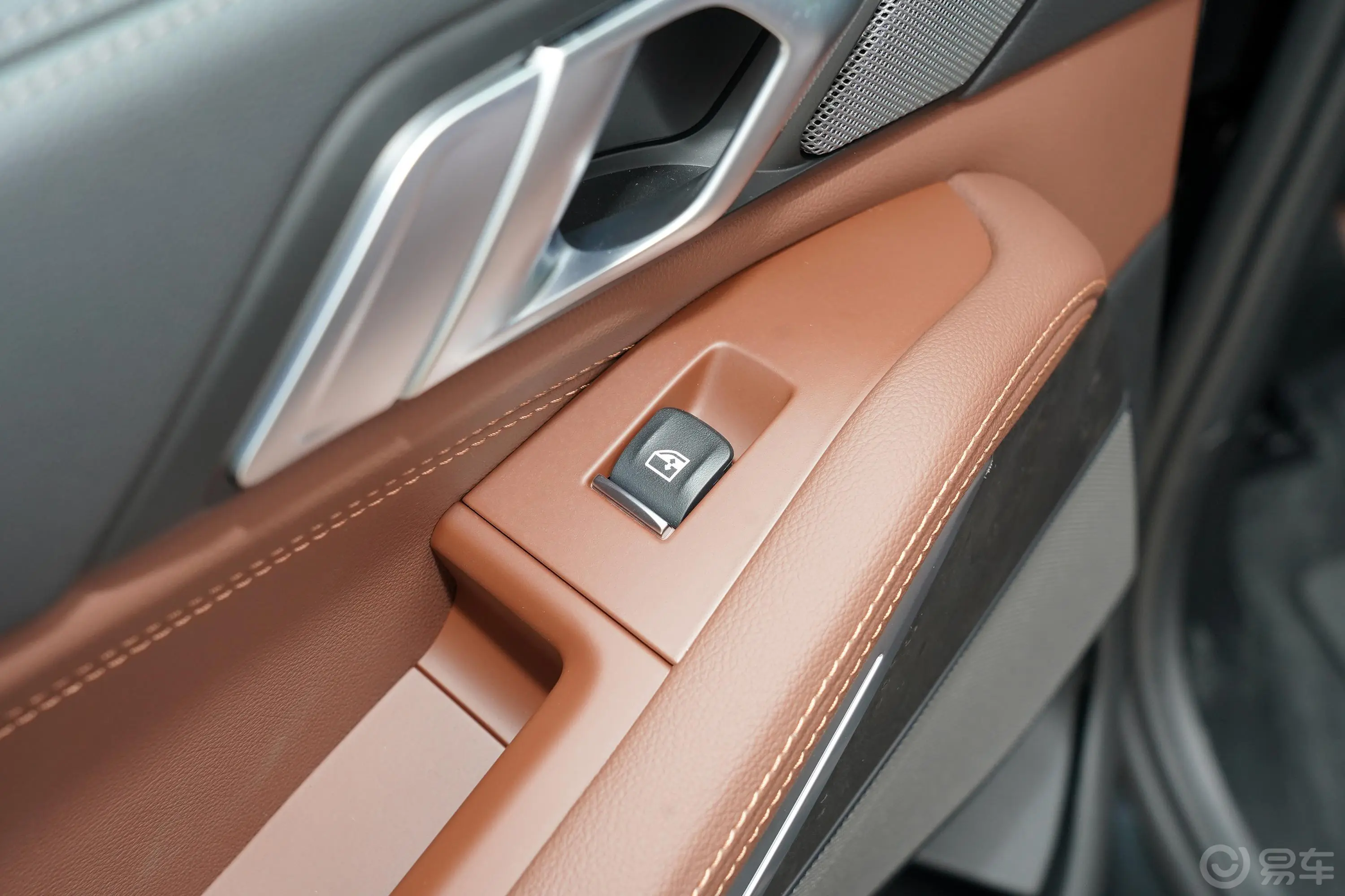 宝马X5 插电混动(进口)xDrive45e M运动套装后车窗调节