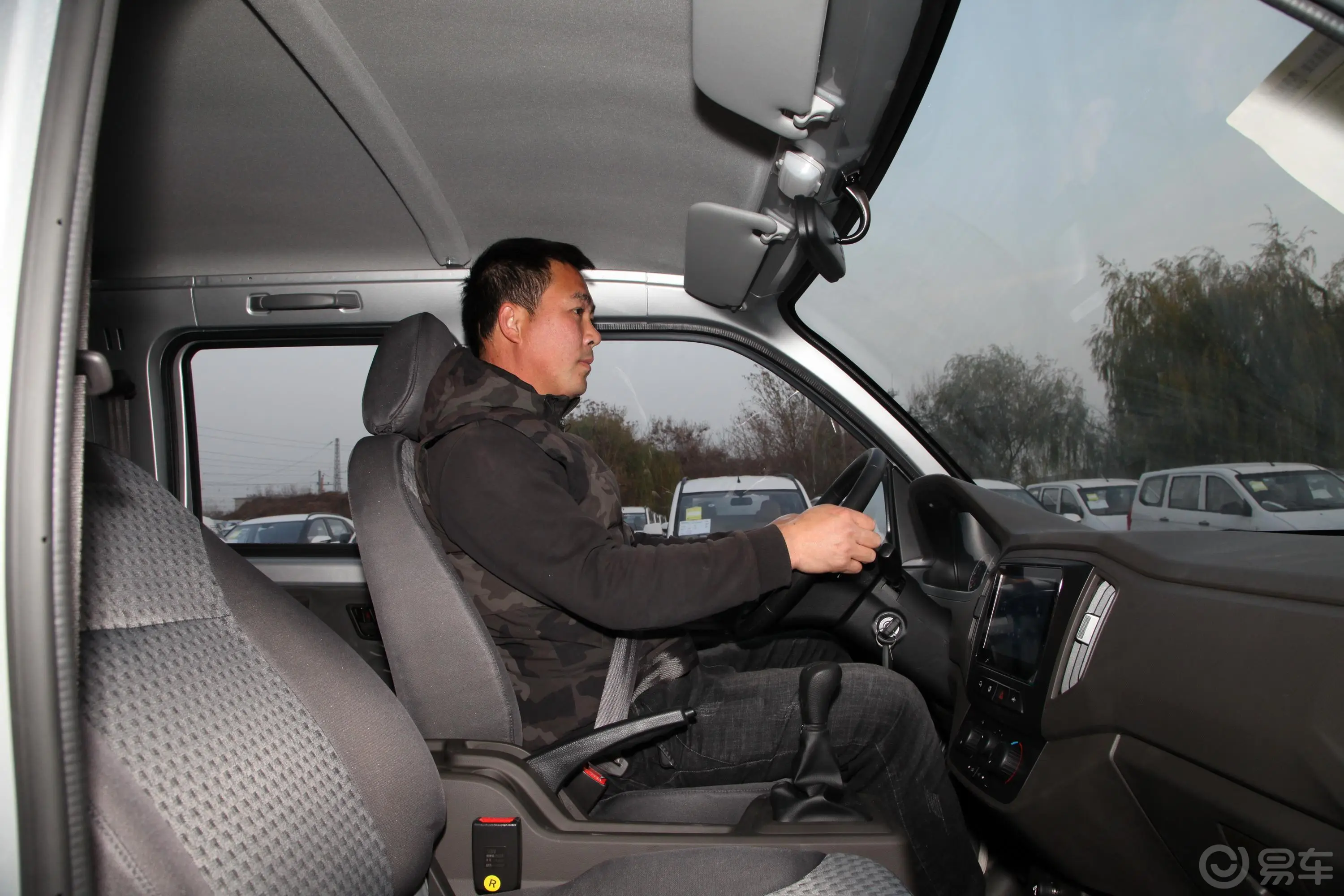 五菱荣光新卡汽车下乡版 1.5L 手动双排标准型前排空间体验