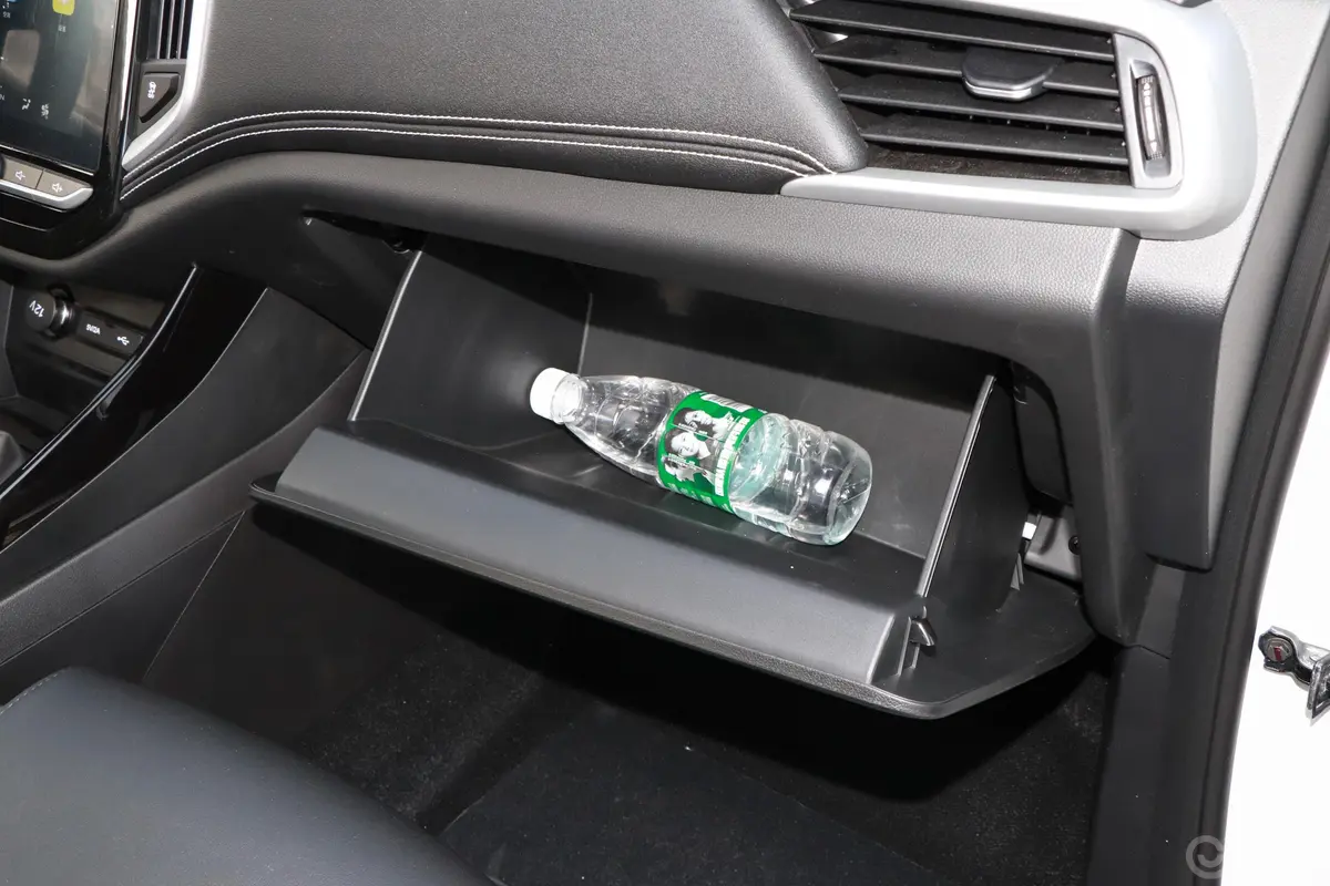 宝骏530全球车周年纪念版 1.5T CVT 豪华型 7座手套箱空间水瓶横置