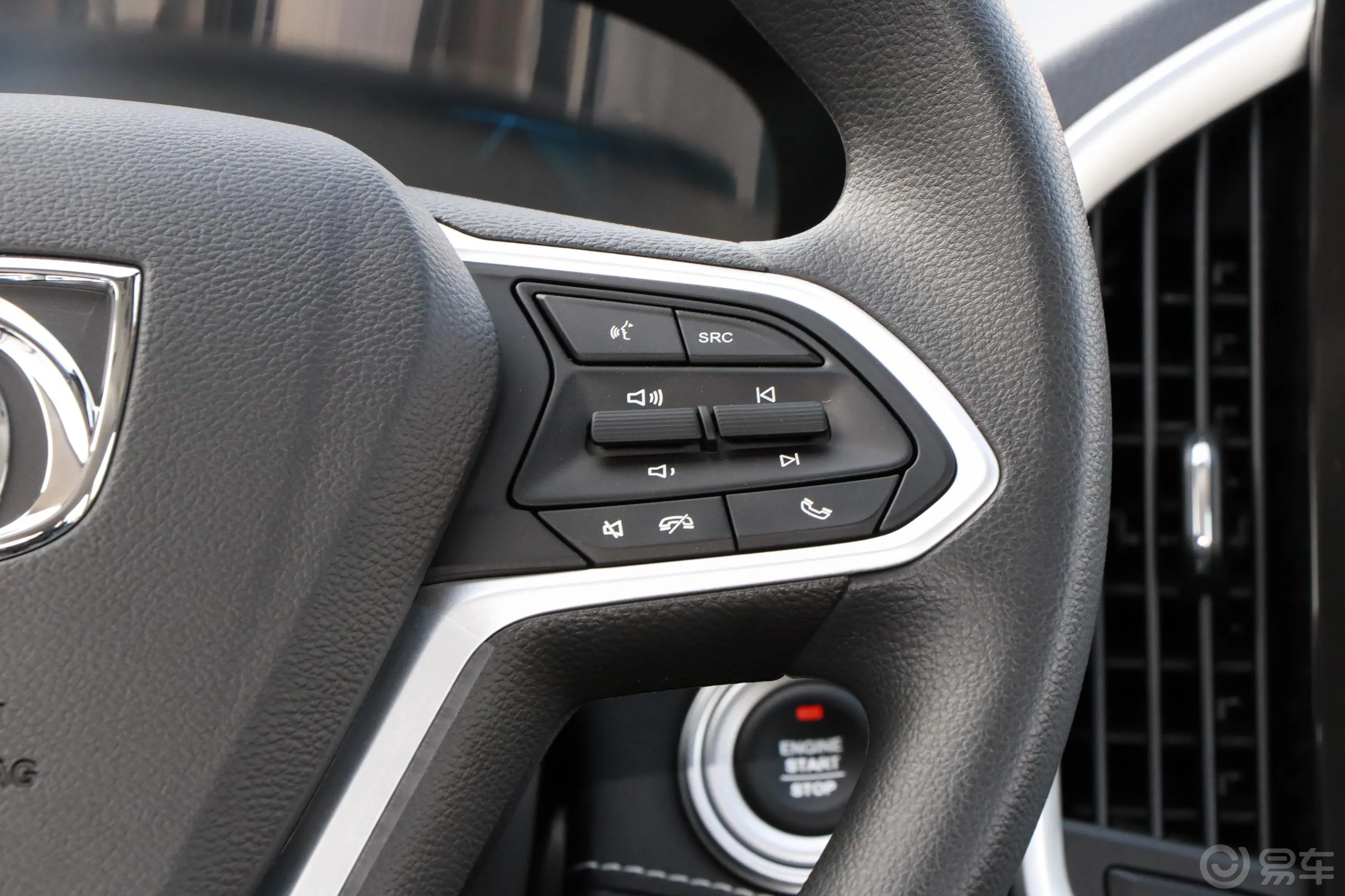 宝骏530全球车周年纪念版 1.5T CVT 豪华型 7座右侧方向盘功能按键