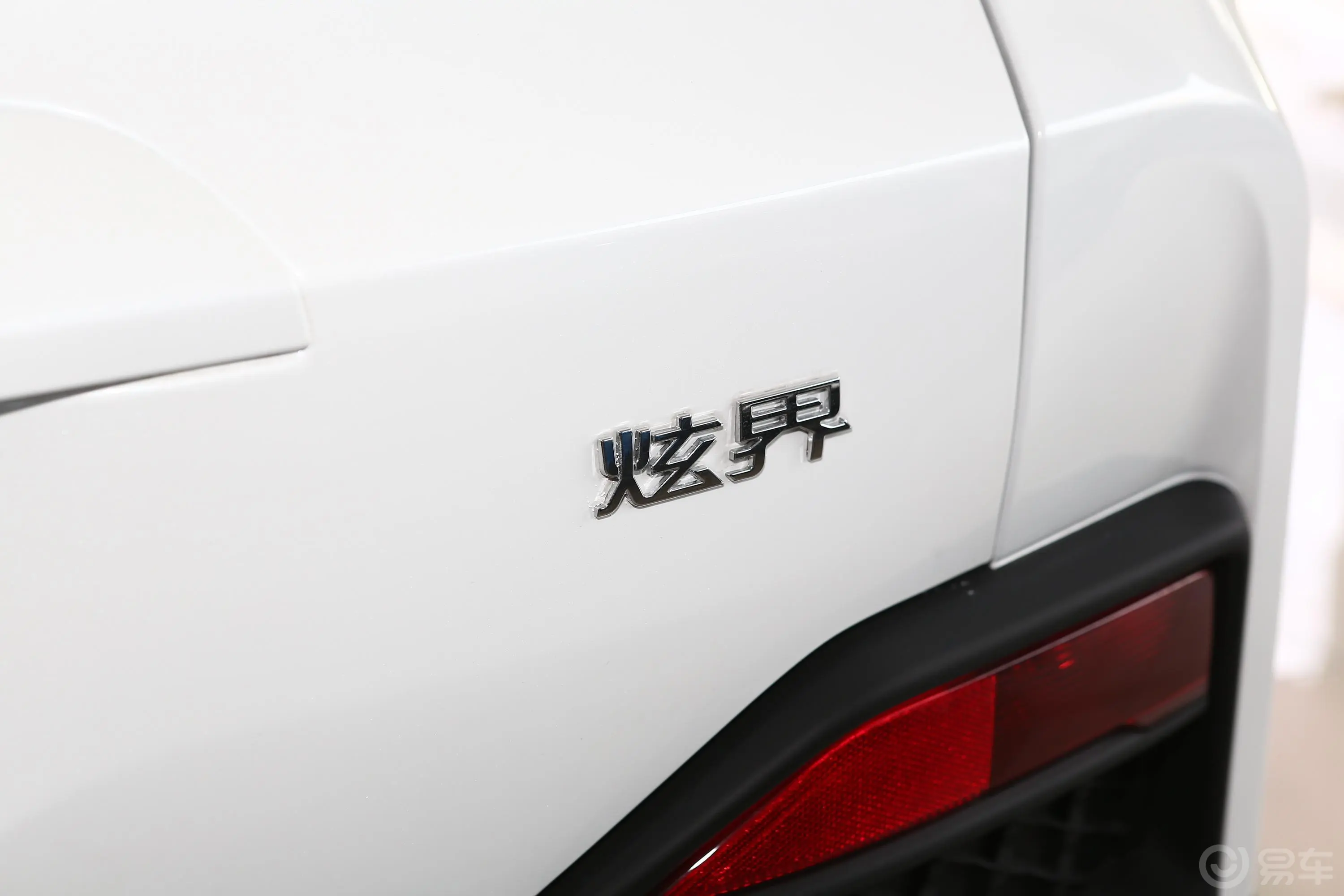 炫界改款 1.5L CVT 耀外观