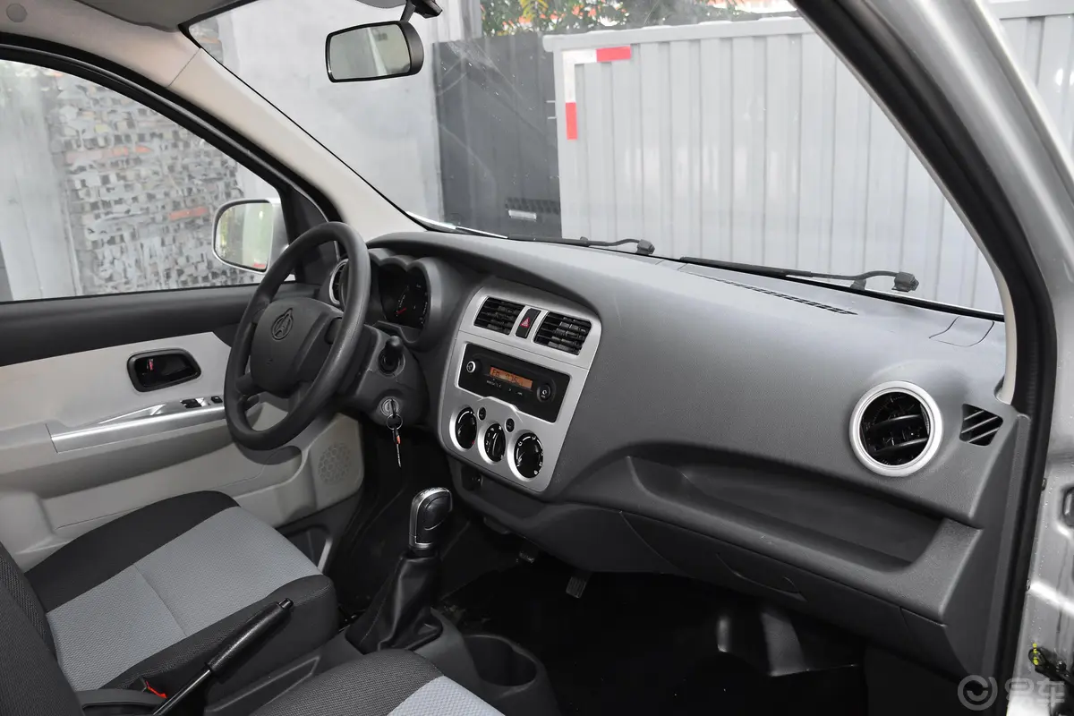 长安星卡EV单排货车标准型内饰全景副驾驶员方向