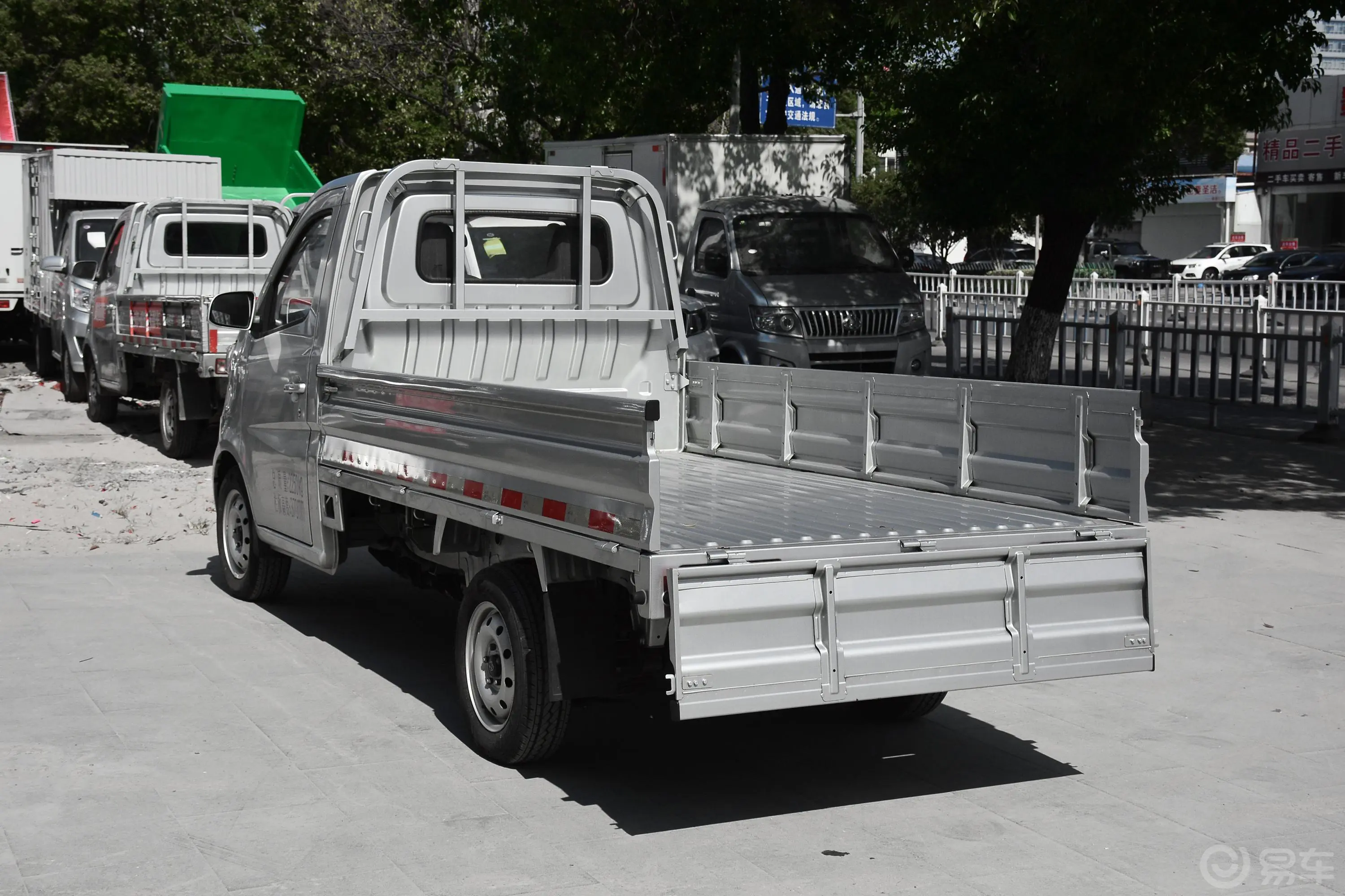 长安星卡EV单排货车标准型后备厢开启45度侧拍