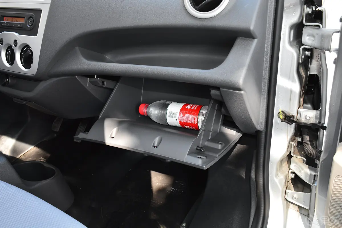 长安星卡EV单排货车标准型手套箱空间水瓶横置