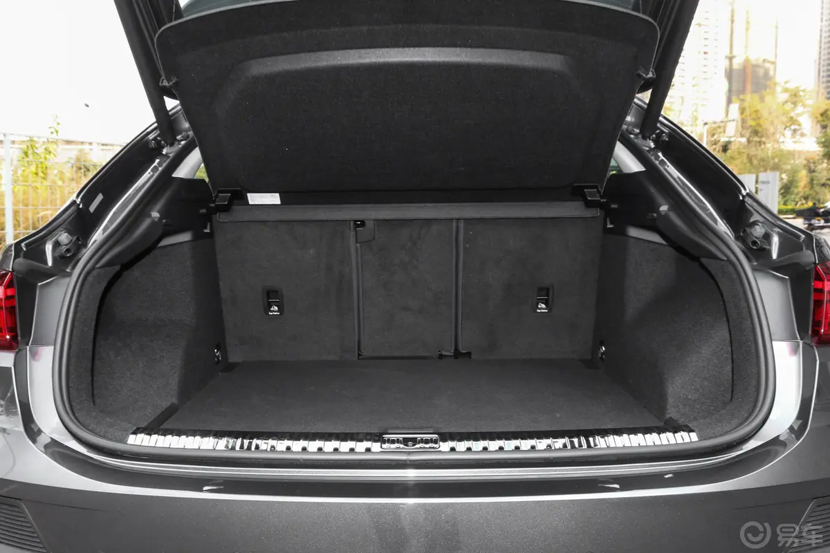 奥迪Q3 Sportback35 TFSI 进取型后备厢空间特写