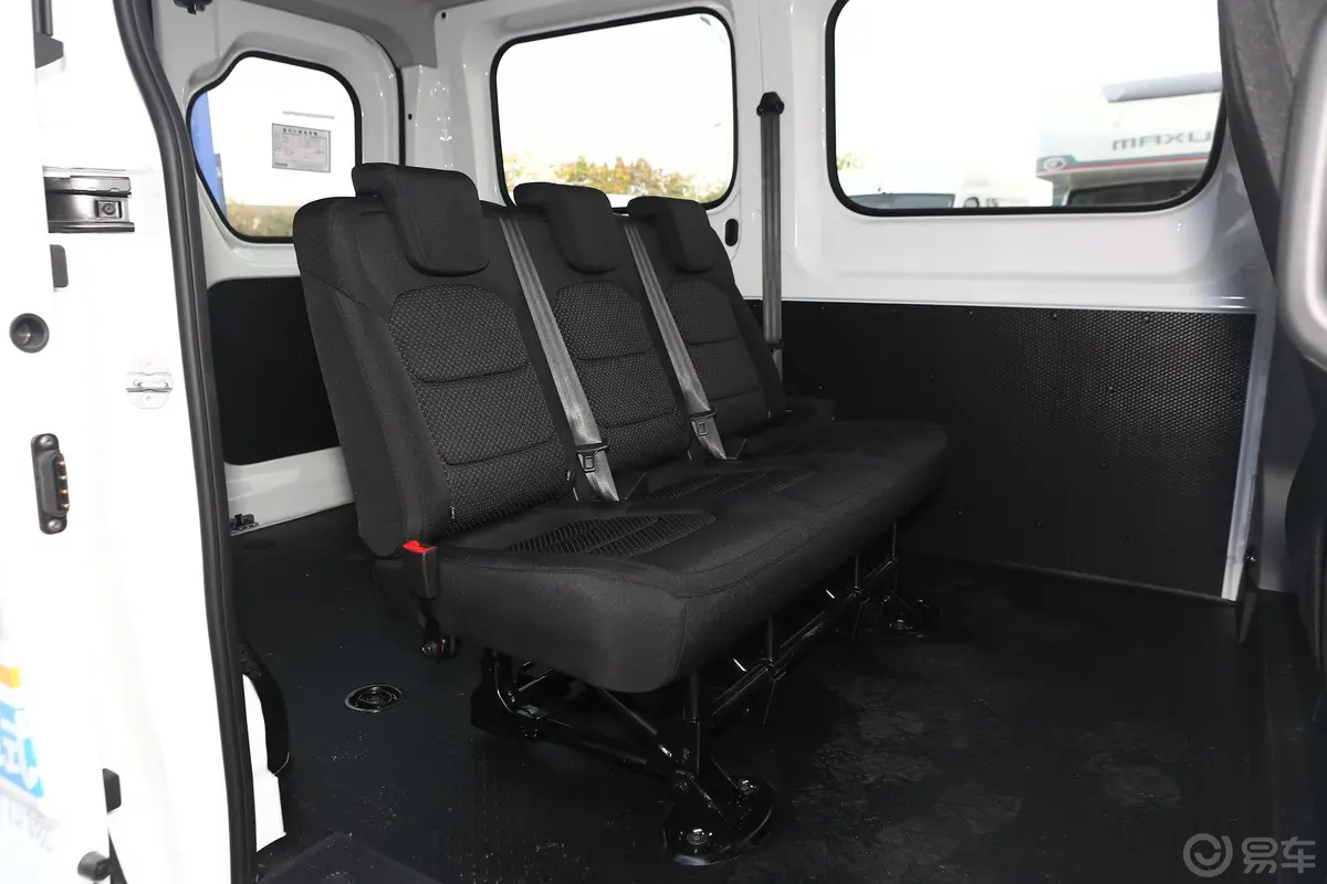 新途V90运杰版 2.0T AMT 短轴中顶 6座后排座椅