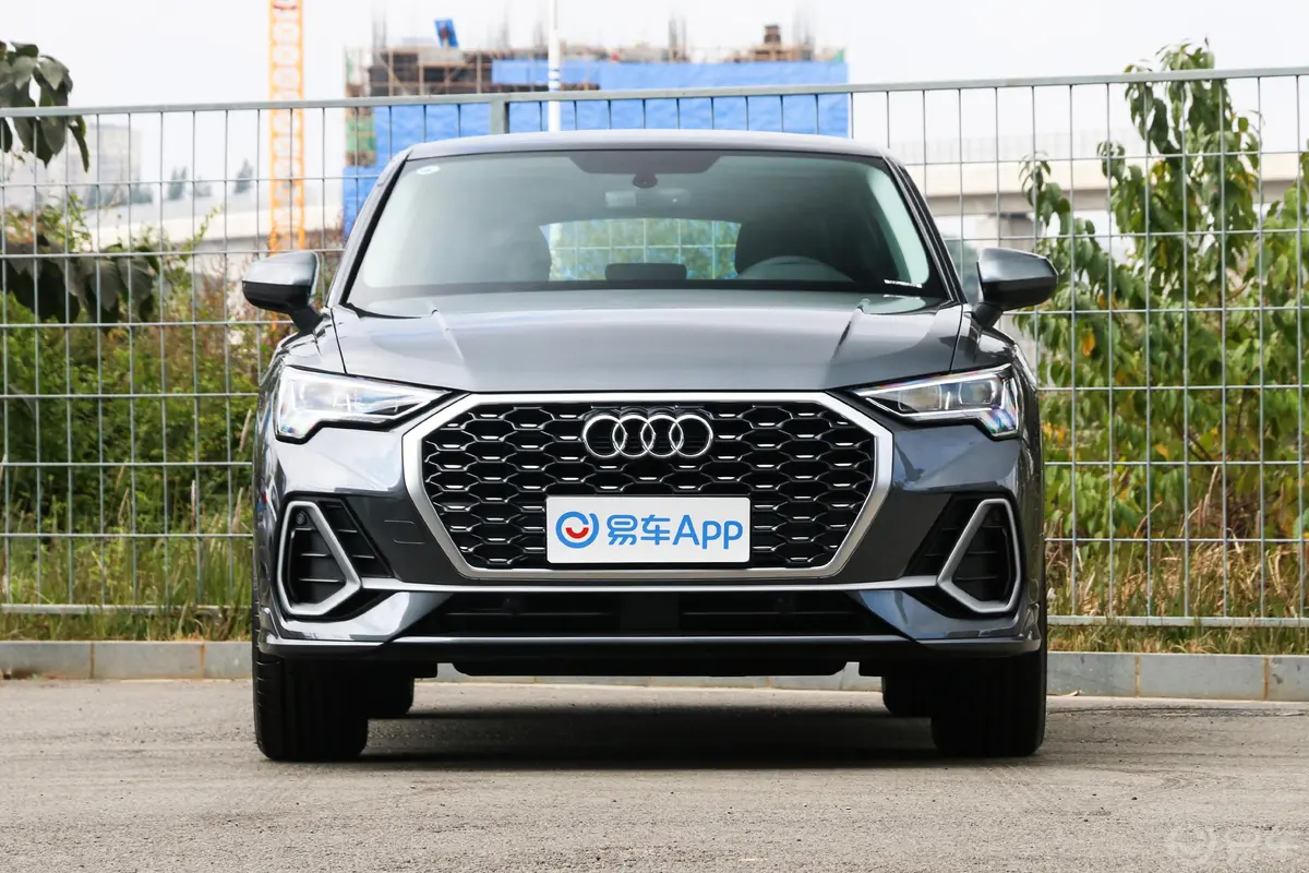 奥迪Q3 Sportback35 TFSI 进取型正前水平