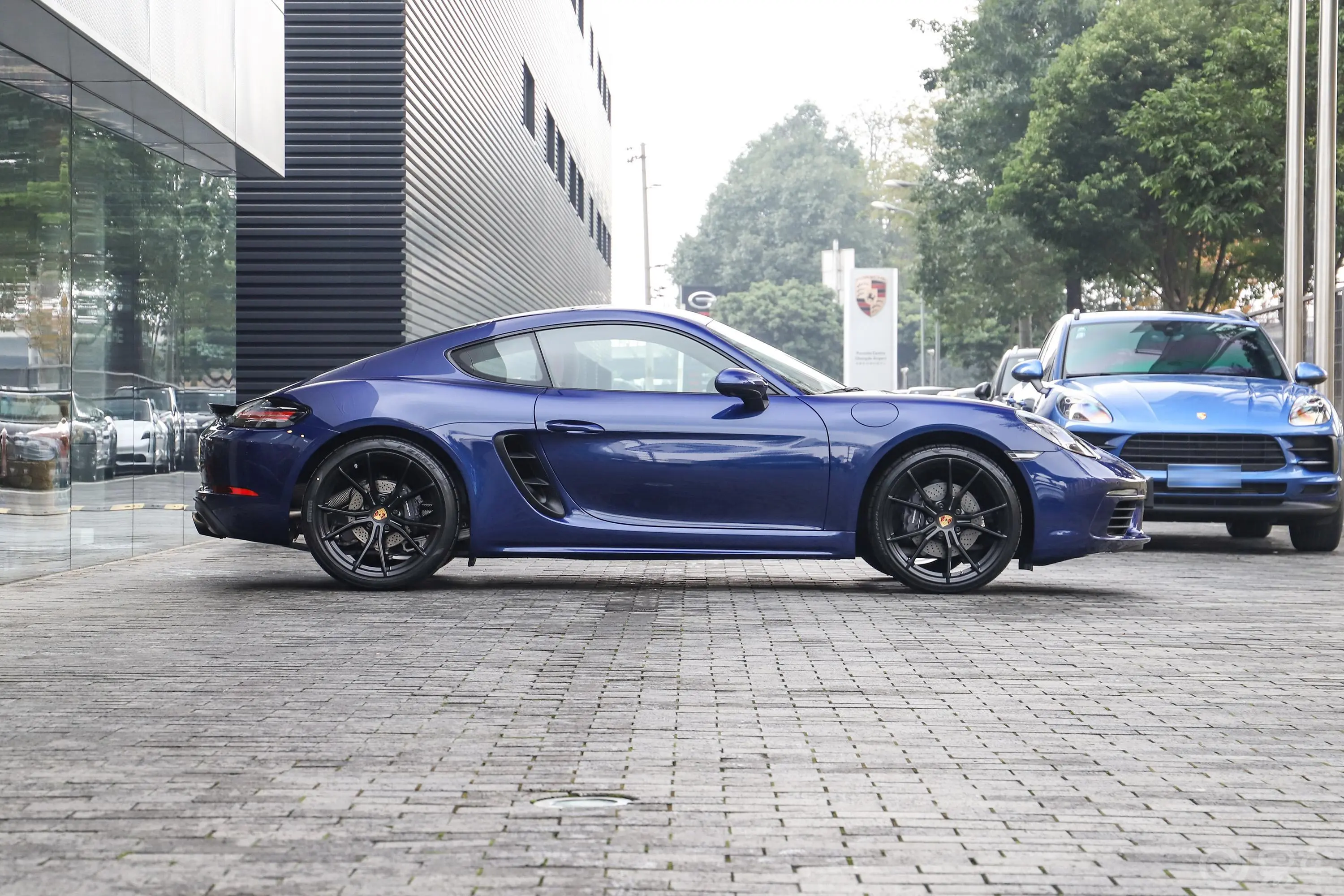 保时捷718Cayman 2.0T正侧车头向右水平