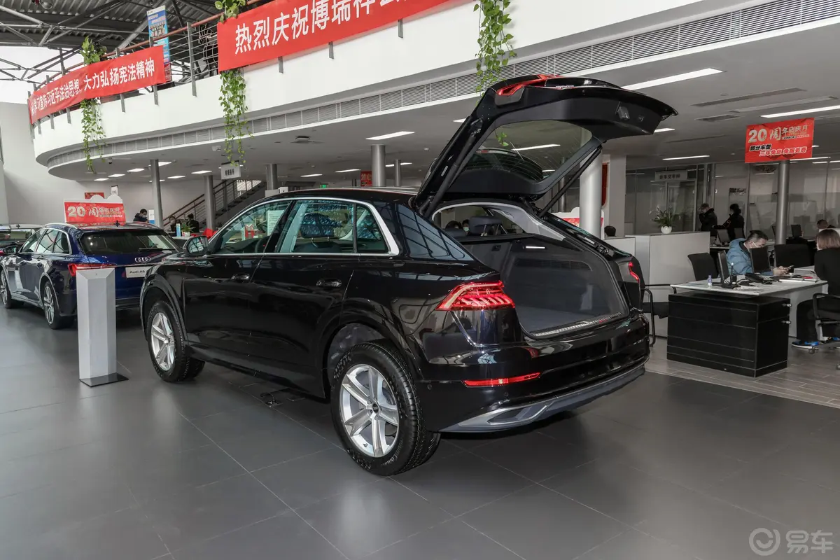 奥迪Q845 TFSI quattro 豪华致雅型后备厢开启45度侧拍