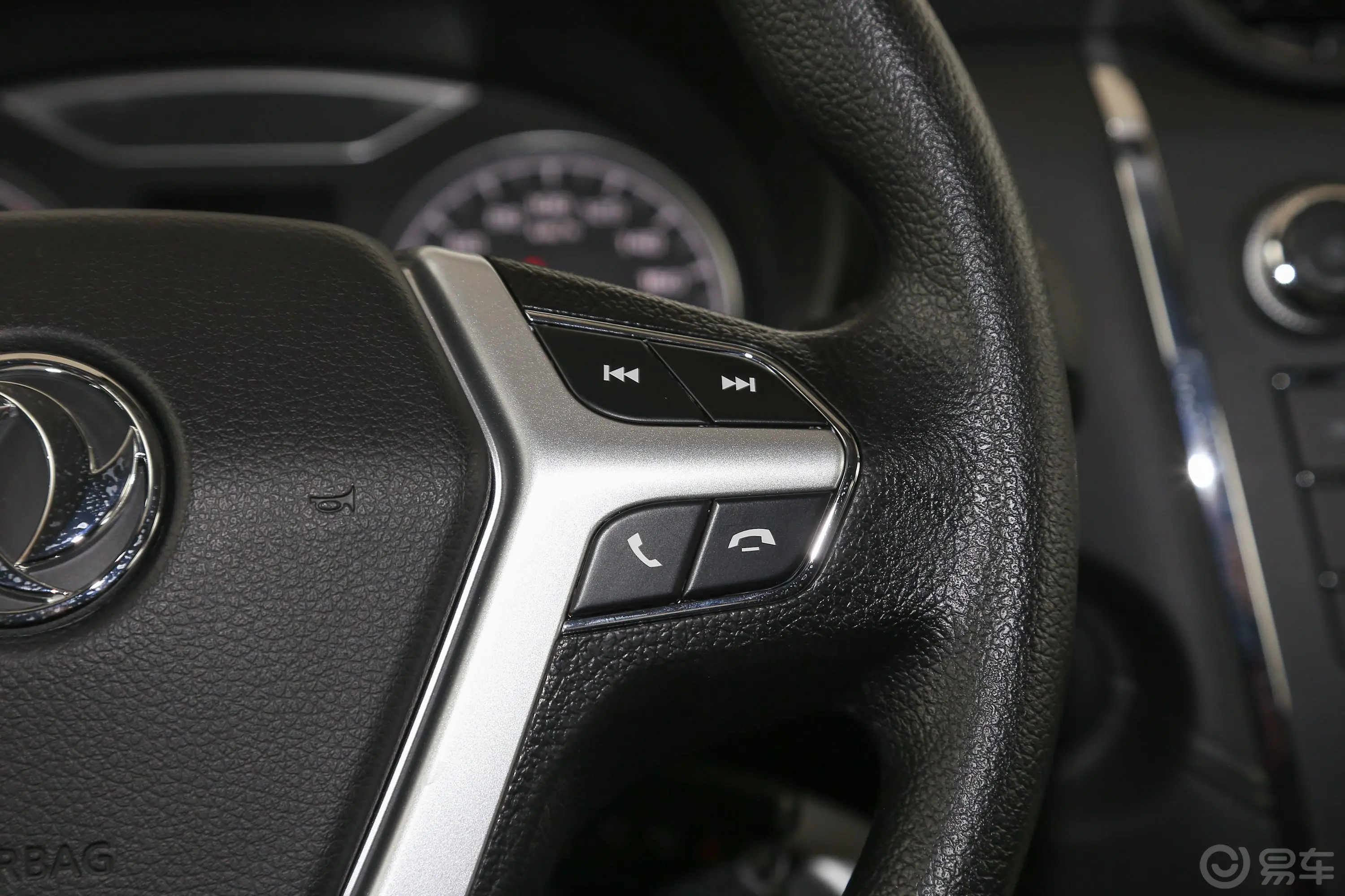 锐骐6都市版 2.3T 自动两驱豪华型 柴油右侧方向盘功能按键