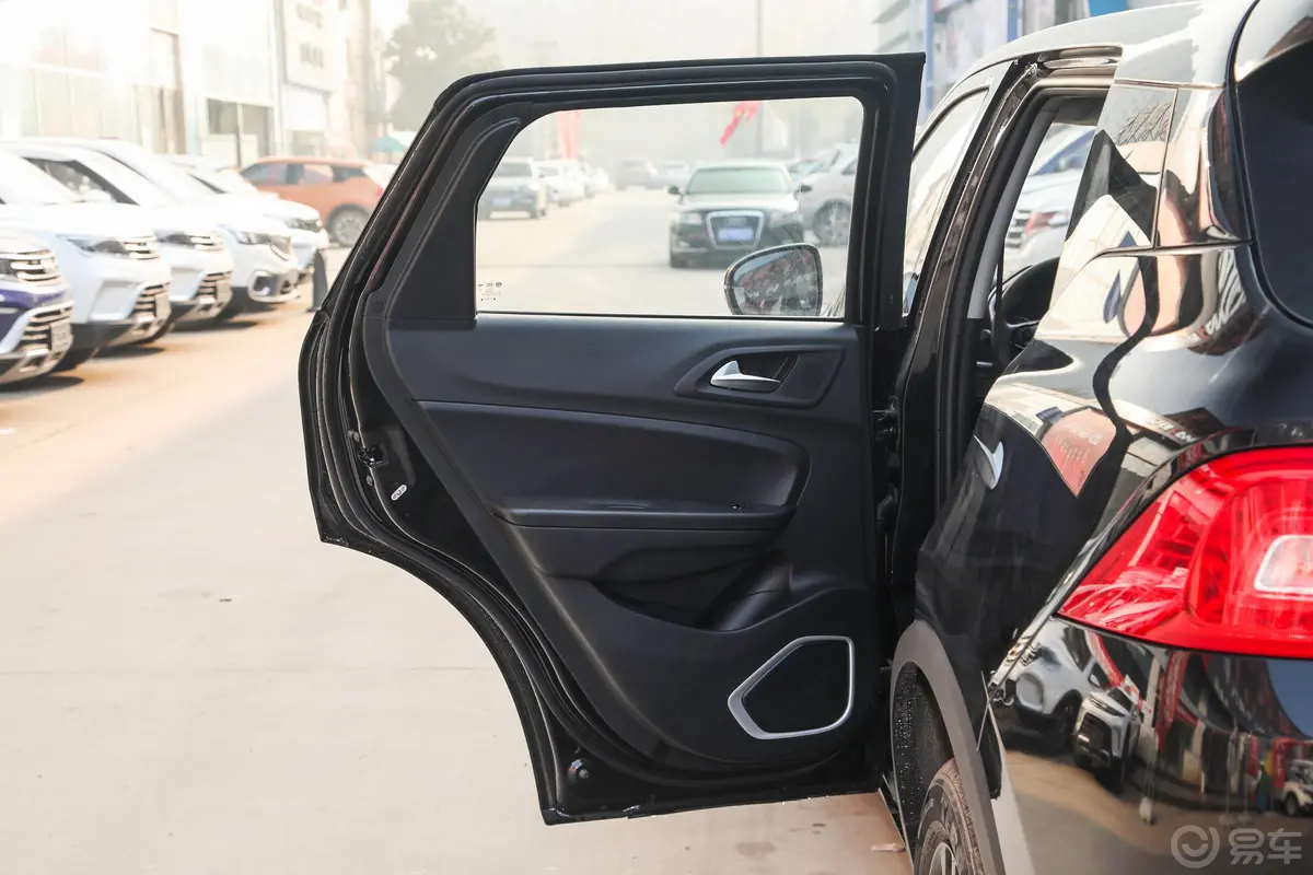 中华V3运动版 1.6L 手动 舒适星空版驾驶员侧后车门