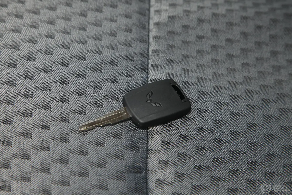 五菱荣光新卡汽车下乡版 1.5L 手动单排标准型钥匙正面