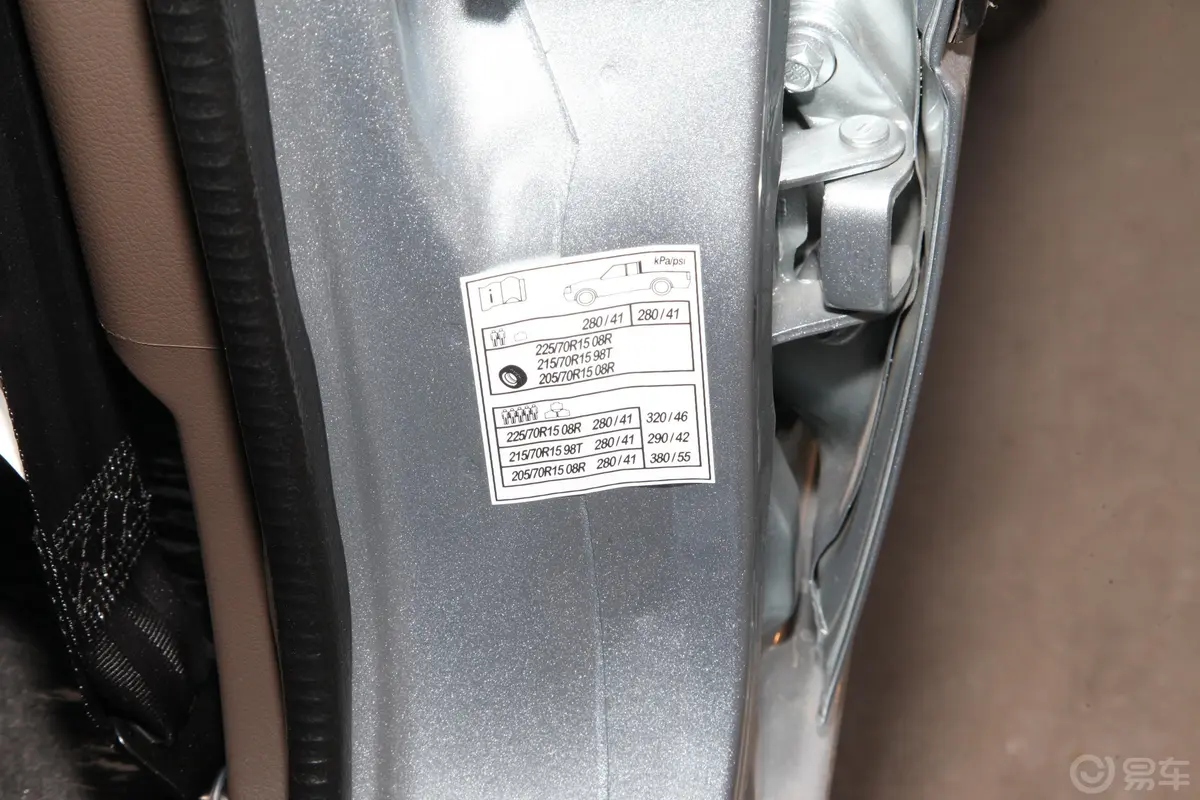 萨普标轴 1.5L 手动 两驱 舒适型 汽油胎压信息铭牌