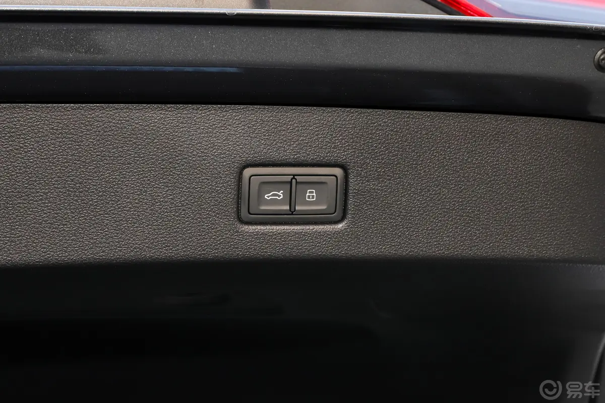 奥迪S72.9T Sportback电动尾门按键（手动扶手）