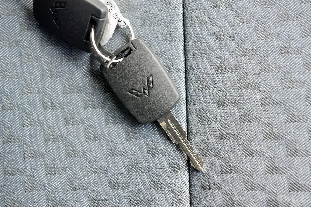 五菱荣光新卡汽车下乡版 1.8L 手动双排标准型钥匙正面