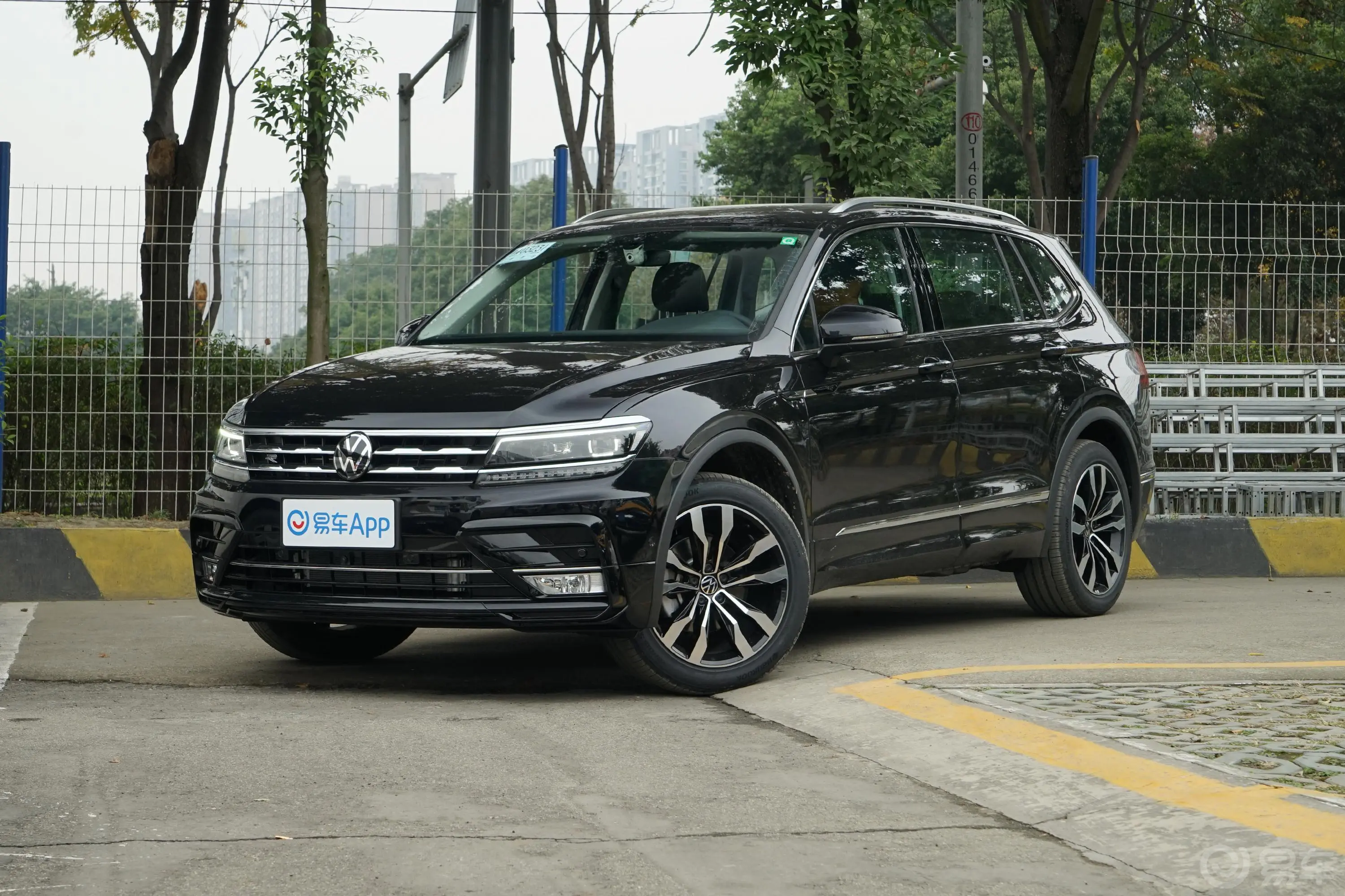 途观L380TSI 双离合 四驱 R-Line旗舰版侧前45度车头向左水平