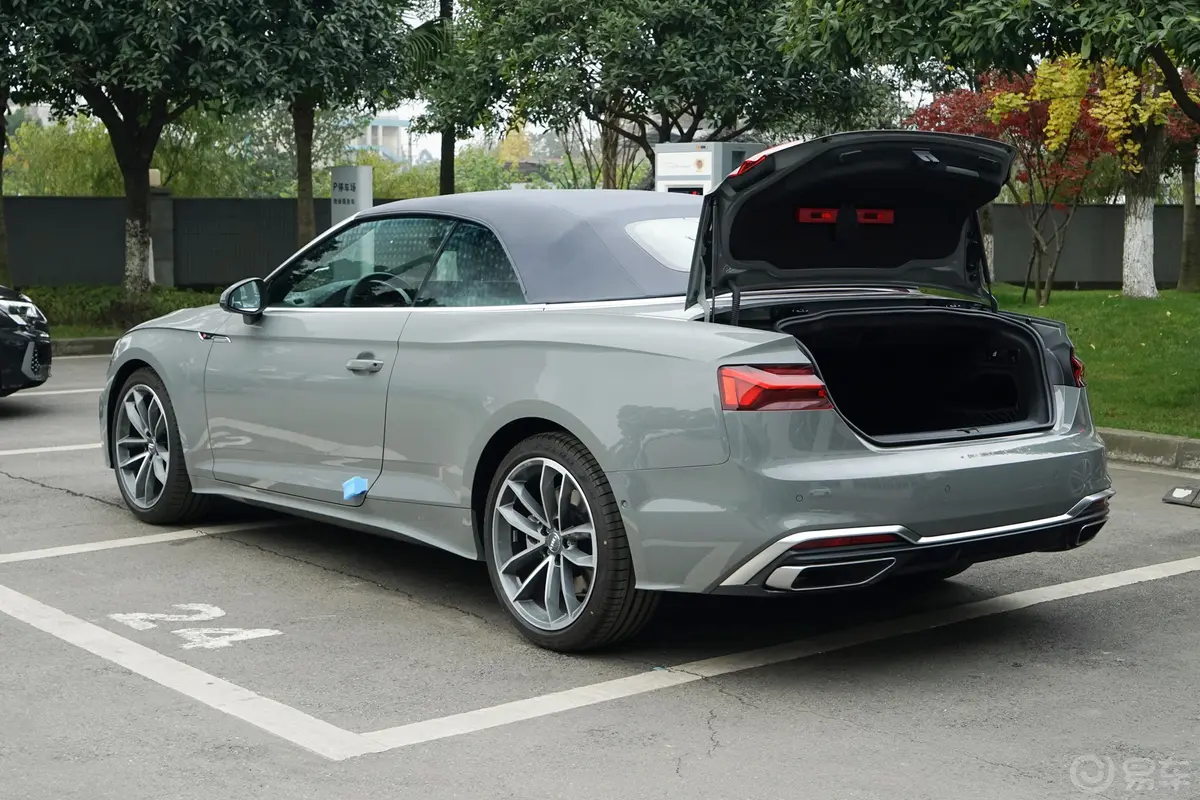 奥迪A5Cabriolet 45TFSI quattro 臻选动感型后备厢开启45度侧拍