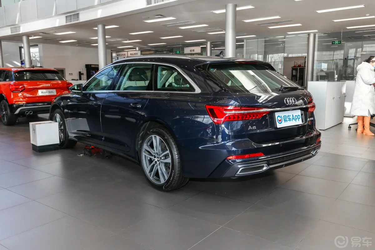 奥迪A6Avant 先锋派 45 TFSI 臻选动感型侧后45度车头向左水平