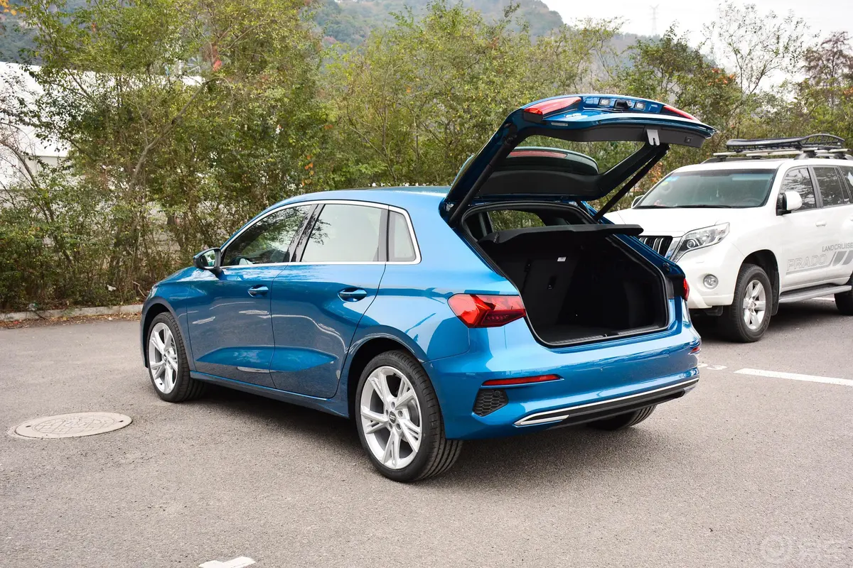 奥迪A3Sportback 35 TFSI 时尚致雅型后备厢开启45度侧拍