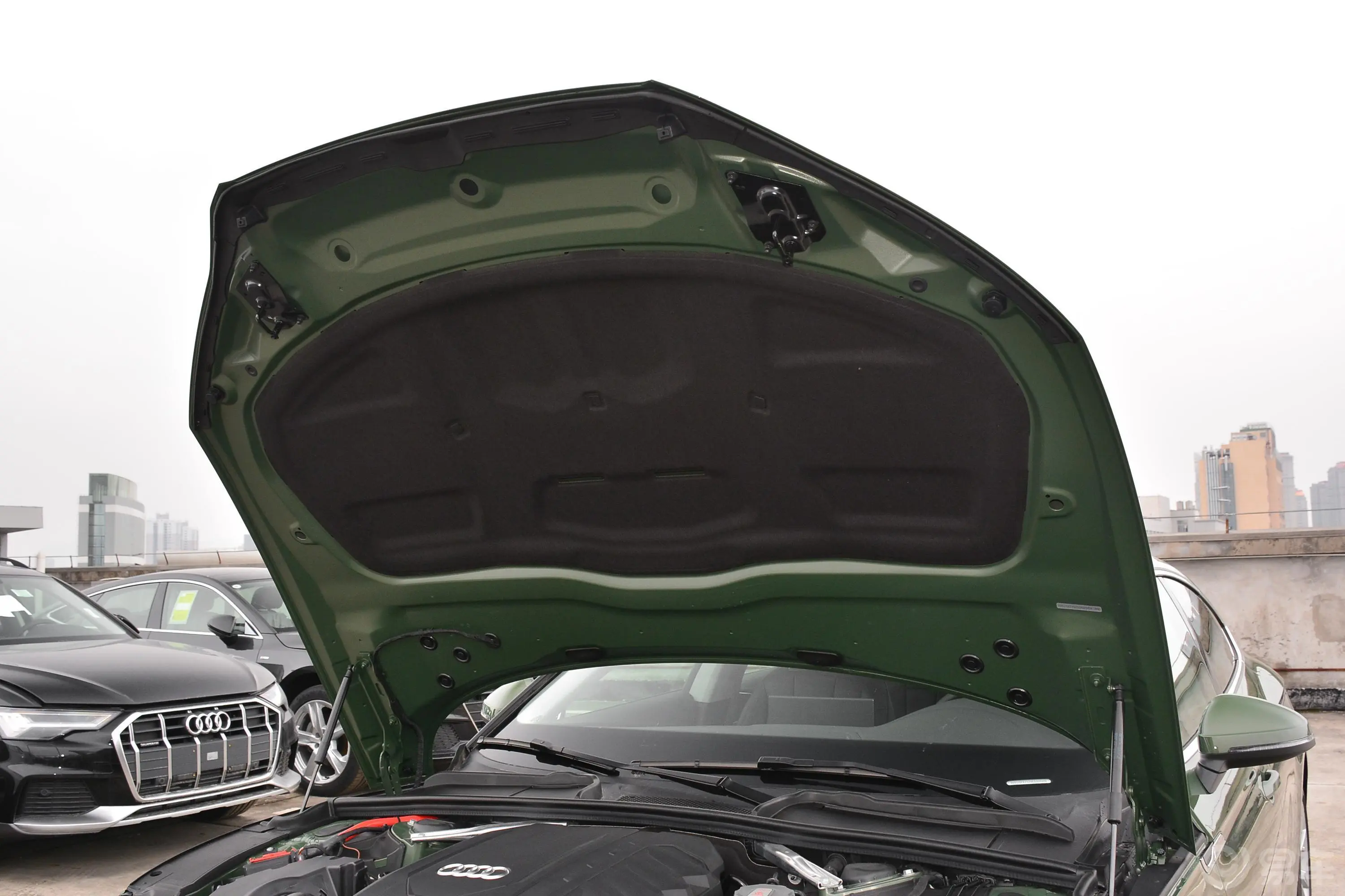 奥迪A5Sportback 40 TFSI 时尚致雅型发动机舱盖内侧