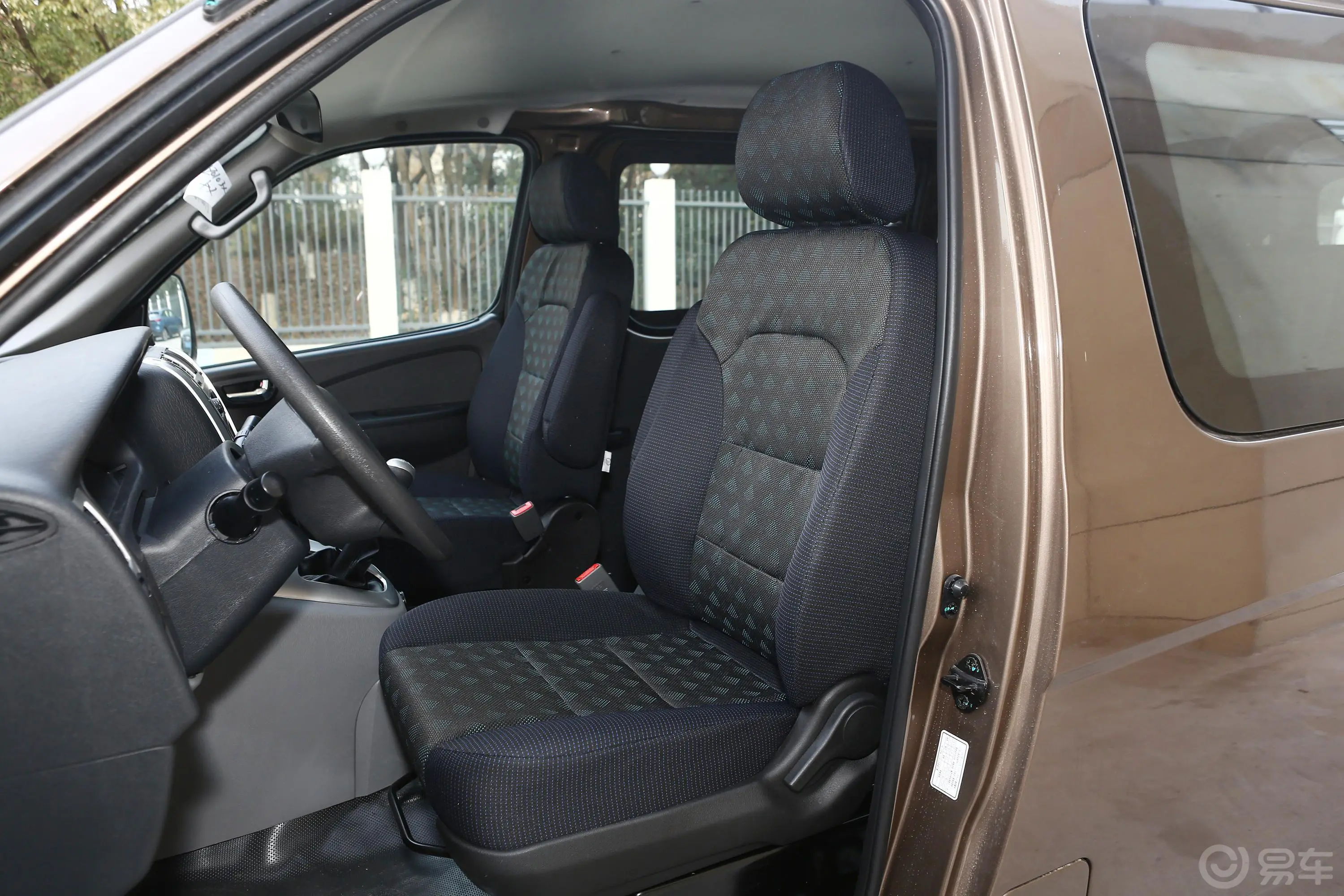 风景G5多用途乘用车 2.4L 手动 长轴平顶 低配版 6座 国VI驾驶员座椅
