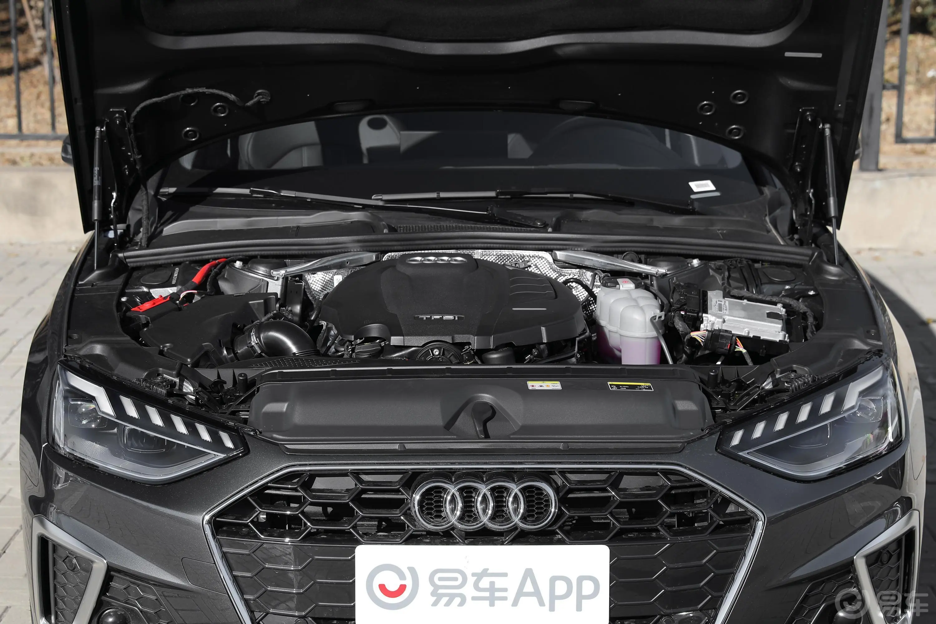 奥迪A4L40 TFSI 豪华动感型发动机舱整体