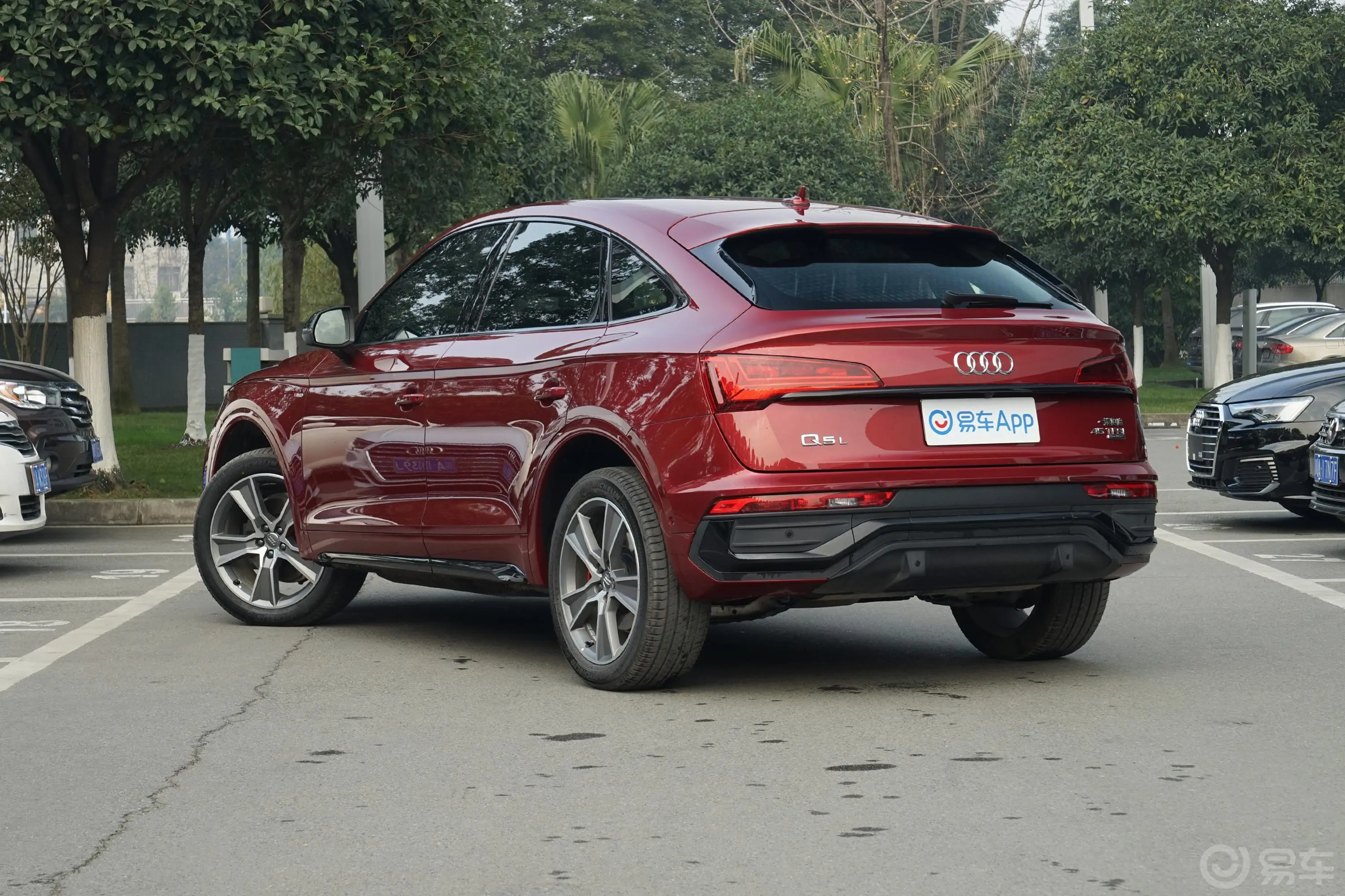 奥迪Q5L Sportback45 TFSI 豪华型侧后45度车头向左水平