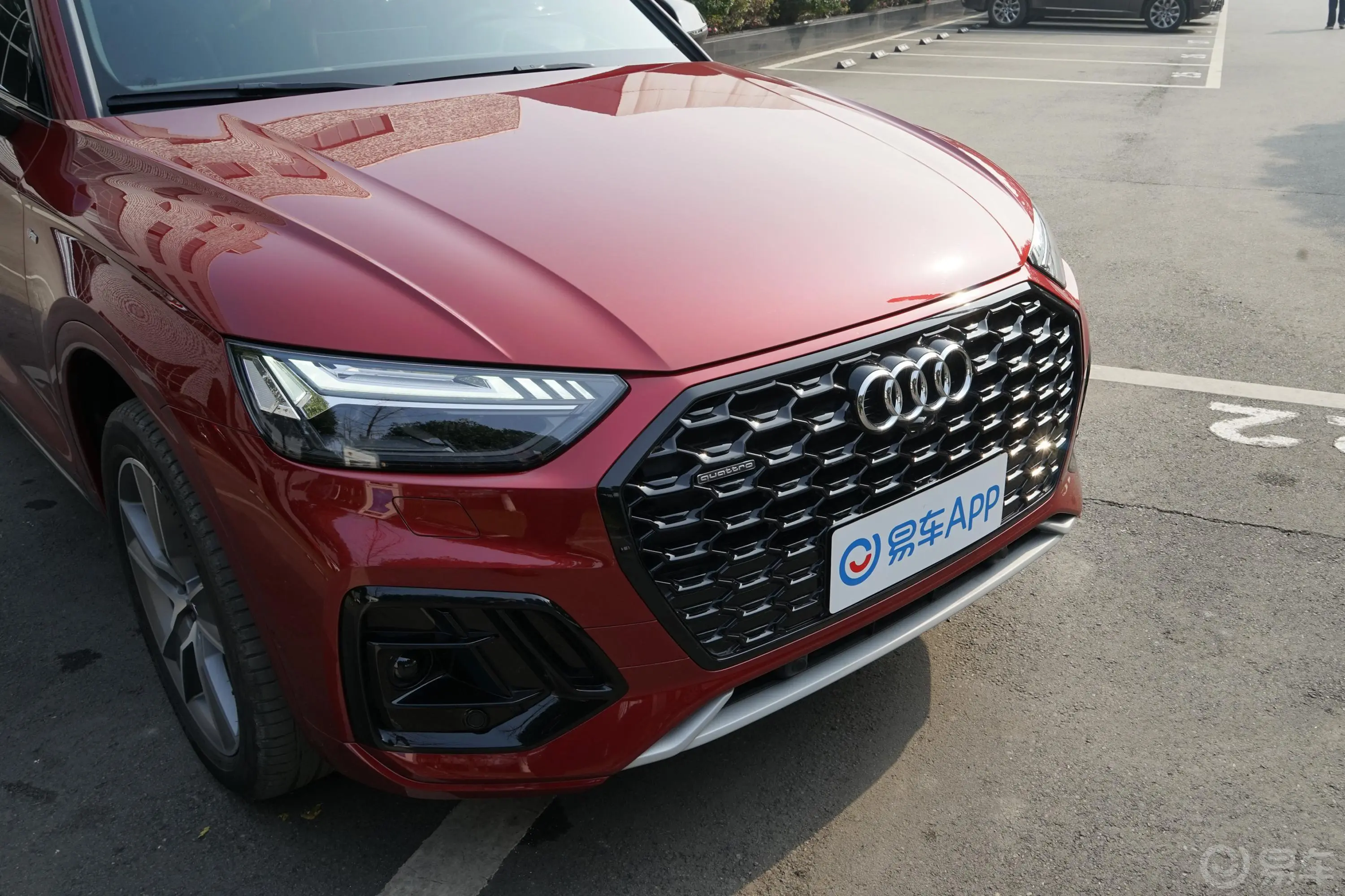 奥迪Q5L Sportback45 TFSI 豪华型前格栅侧俯拍