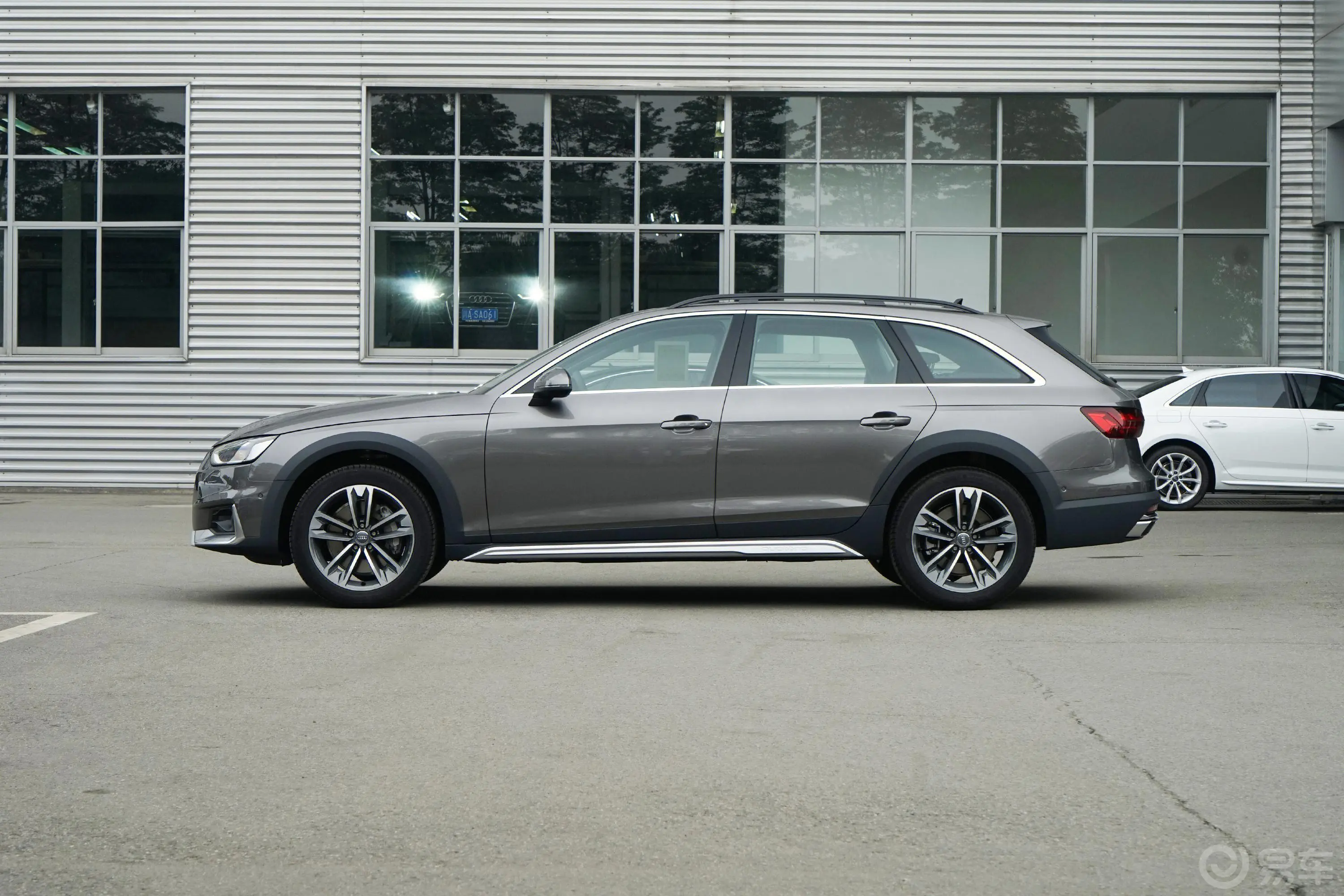 奥迪A4(进口)45TFSI allroad quattro 探索家版正侧车头向左水平