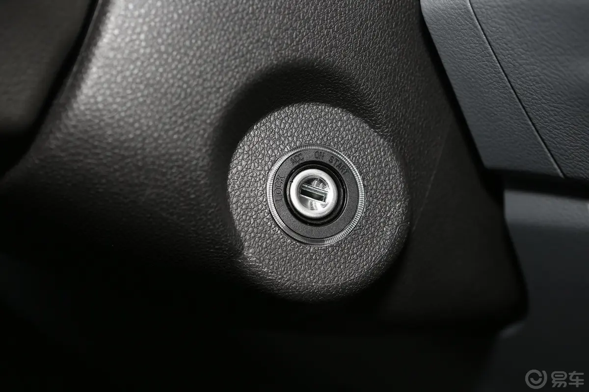图雅诺2.0T 手动 加长轴中顶 厢货版(欧康) 3座 柴油 国VI钥匙孔或一键启动按键