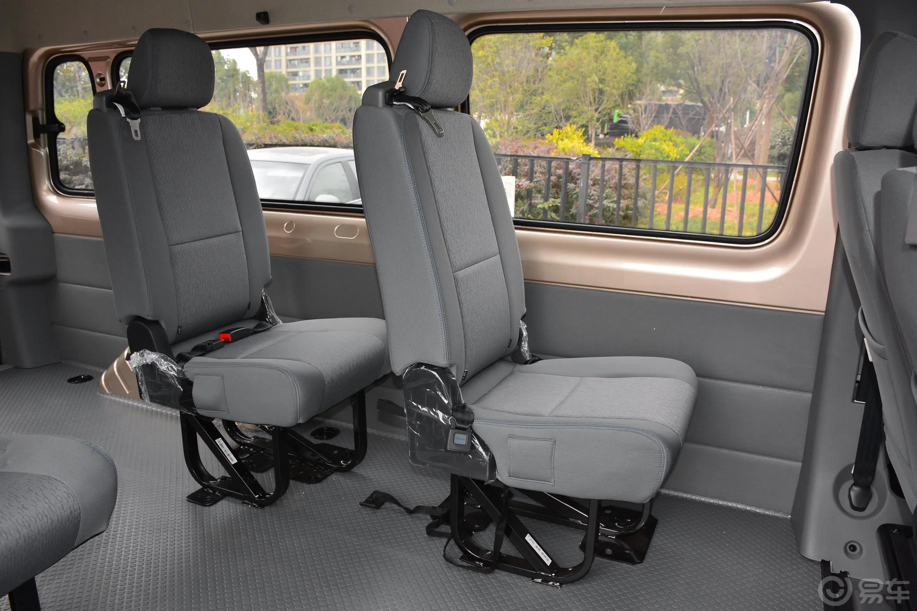 图雅诺2.5T 手动 长轴中顶 多功能版(4J系列) 5-7座 柴油 国V后排座椅