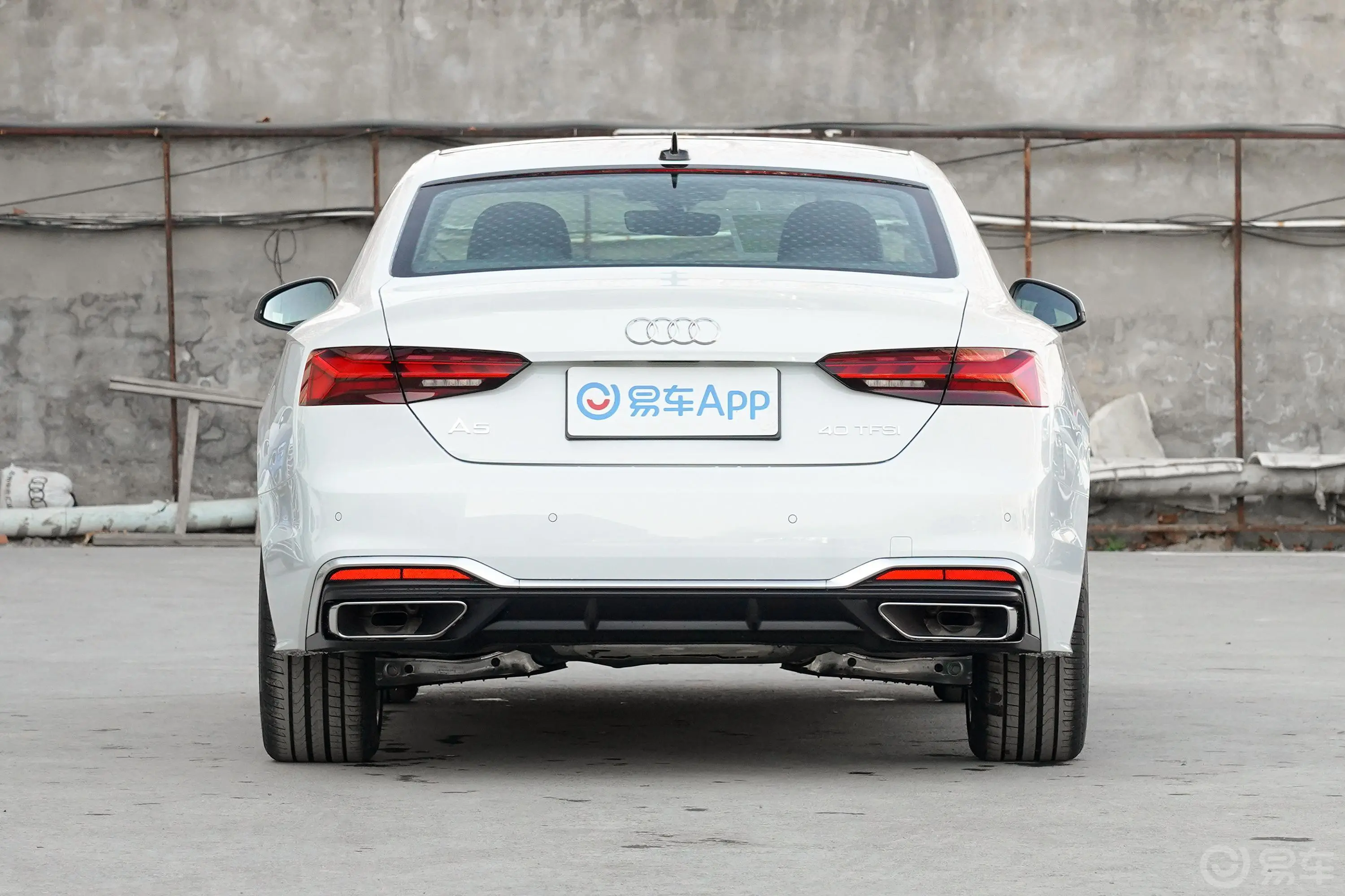 奥迪A5Coupe 40 TFSI 时尚动感型正后水平