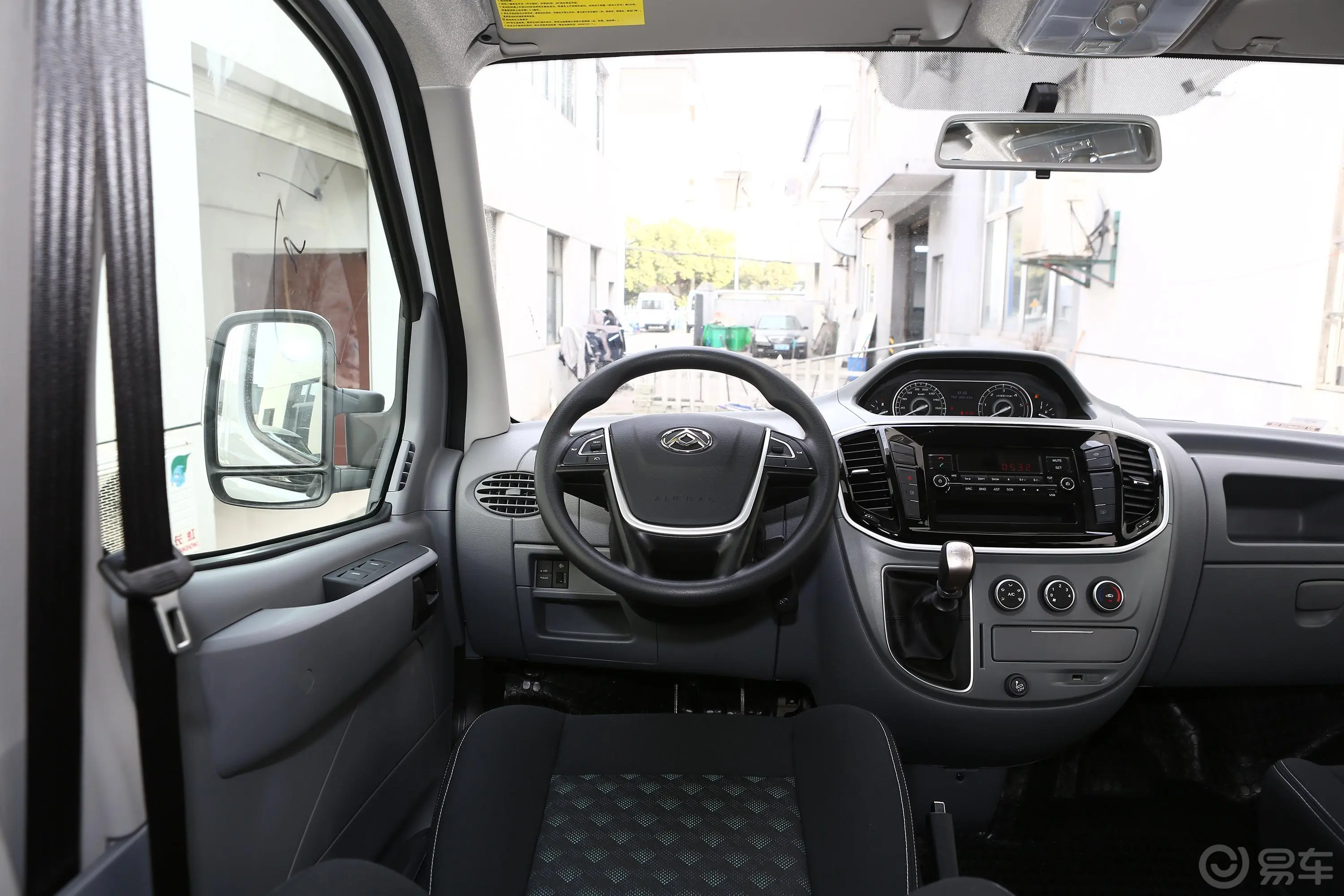 新途V80Plus 商旅版 2.0T 手动 短轴低顶 9座驾驶位区域