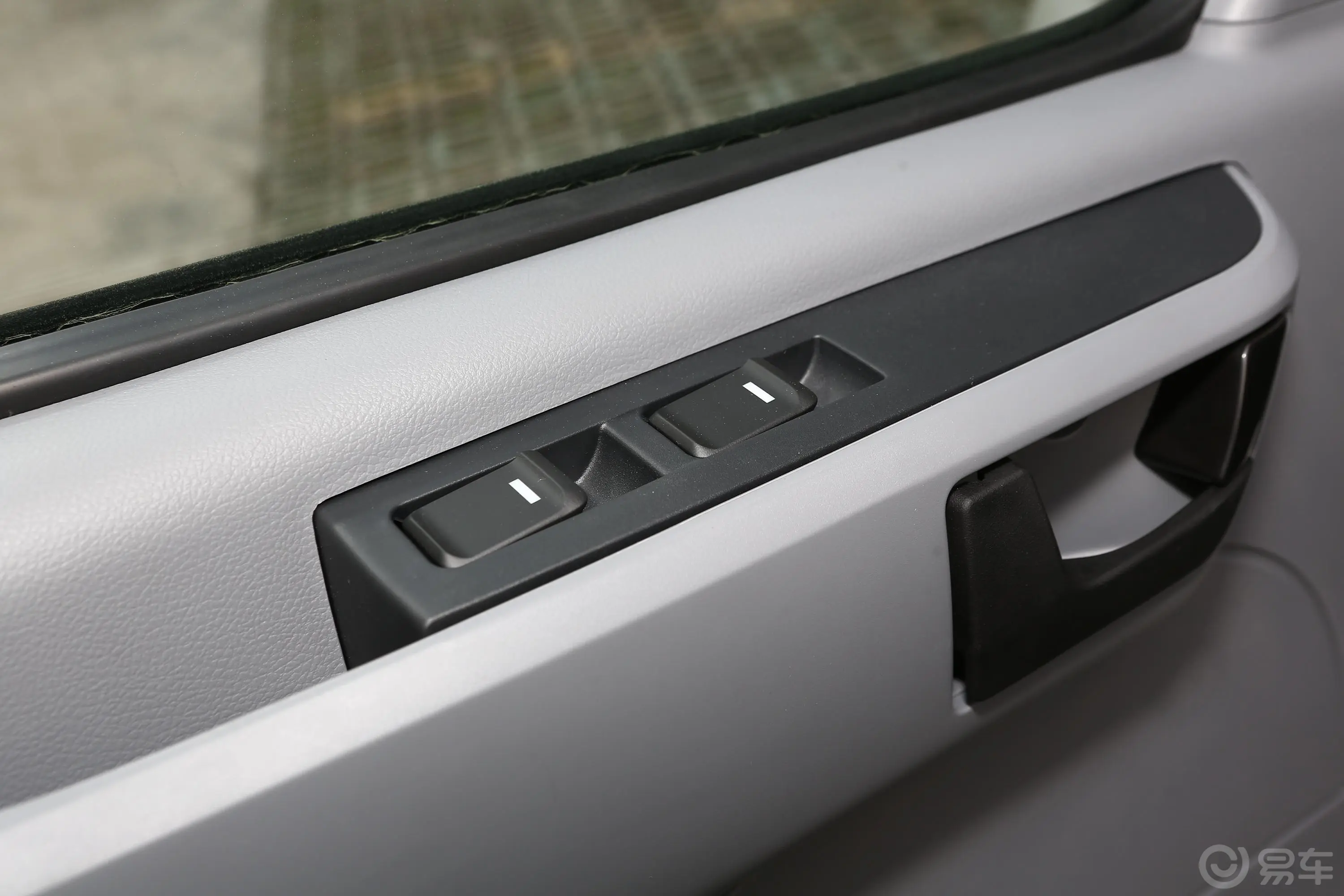 新途V80Plus 商旅版 2.0T 手动 短轴低顶 9座车窗调节整体