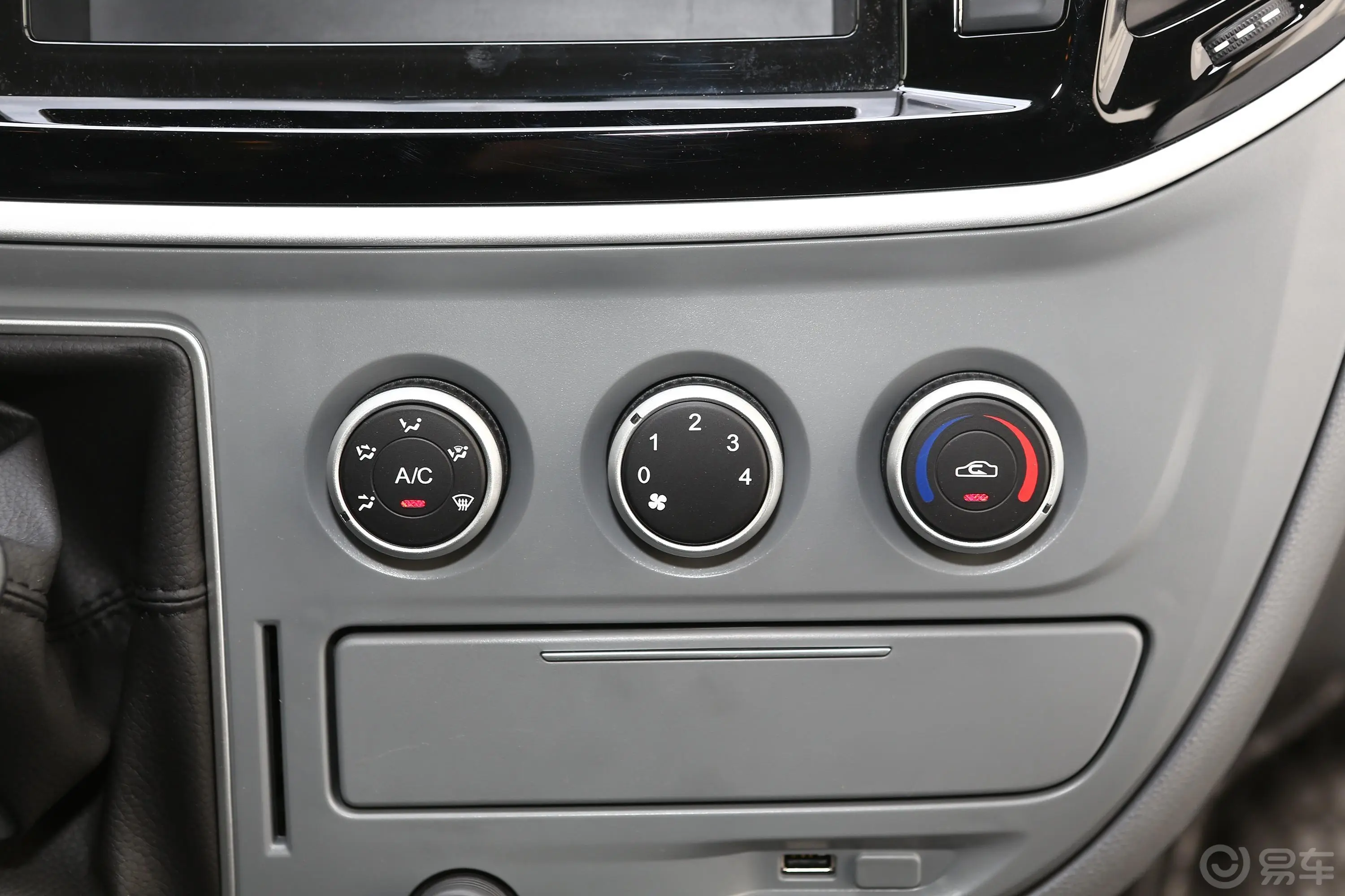 新途V80Plus 商旅版 2.0T 手动 短轴低顶 9座空调
