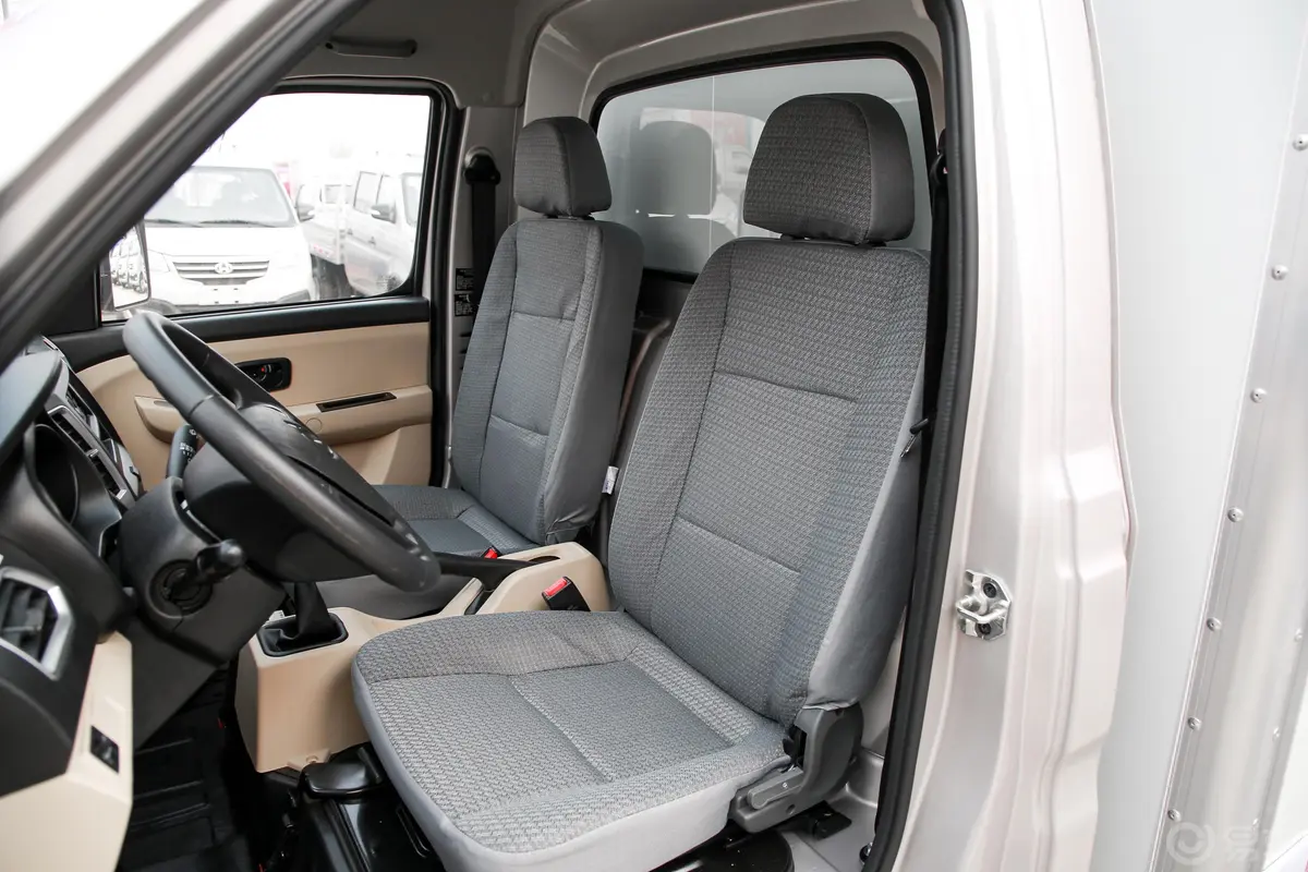 新豹T5厢式运输车N1 1.6L 单排双后轮 舒适版(5.3米长)SC5031XXYNGD6E 汽油 国Ⅵ驾驶员座椅