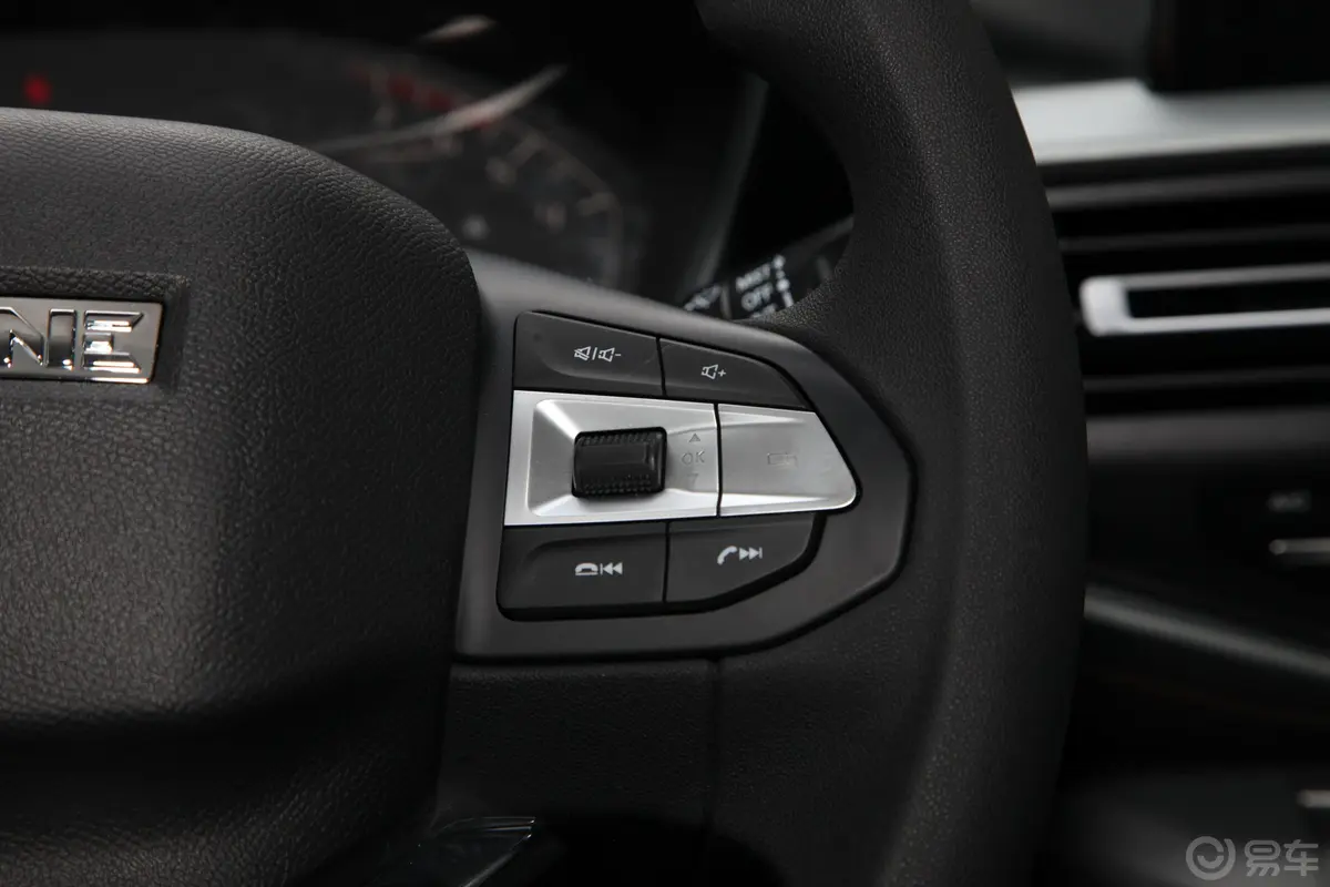 凯程F702.4T 手自一体 四驱 豪华版 汽油右侧方向盘功能按键