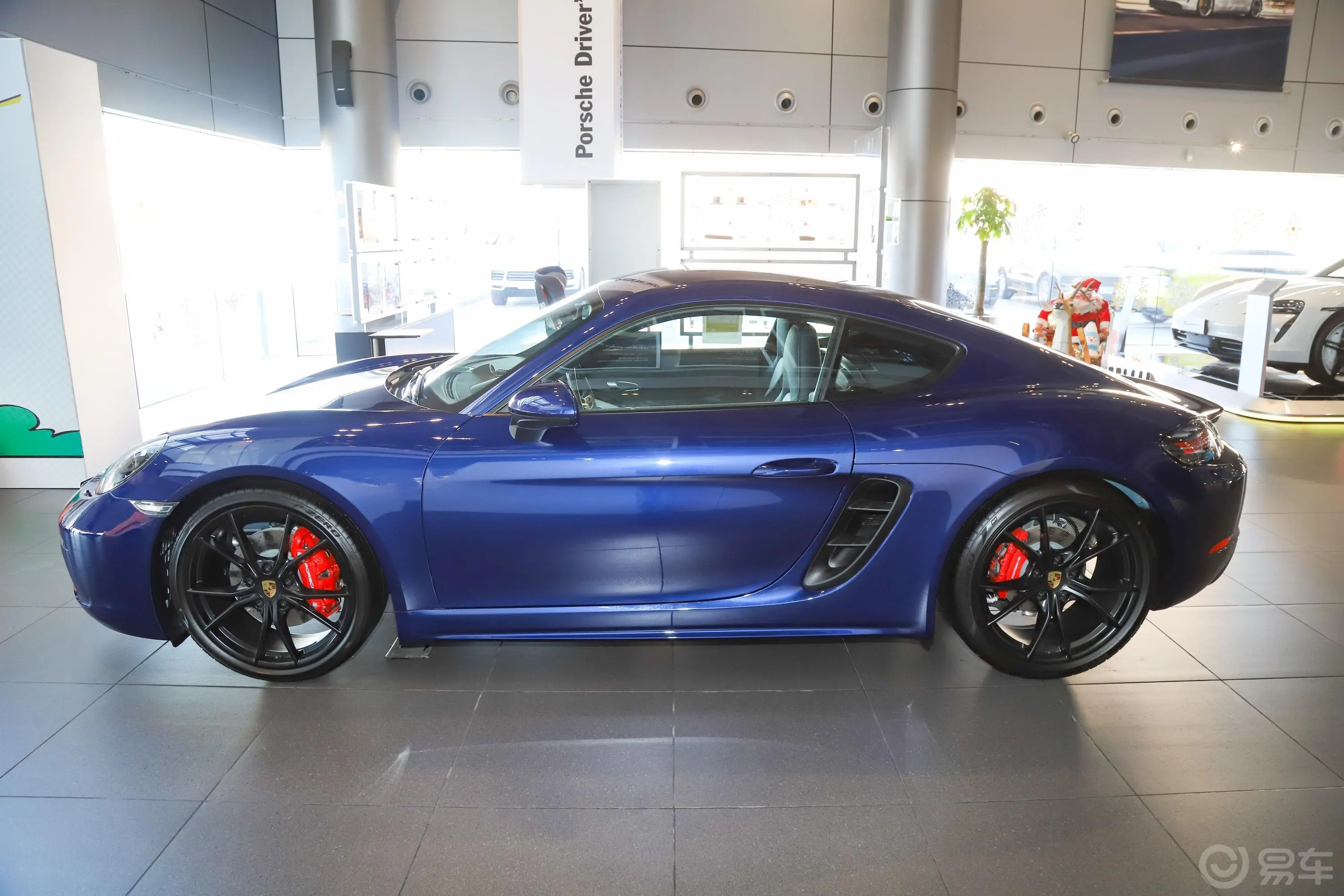 保时捷718Cayman S 2.5T正侧车头向右水平