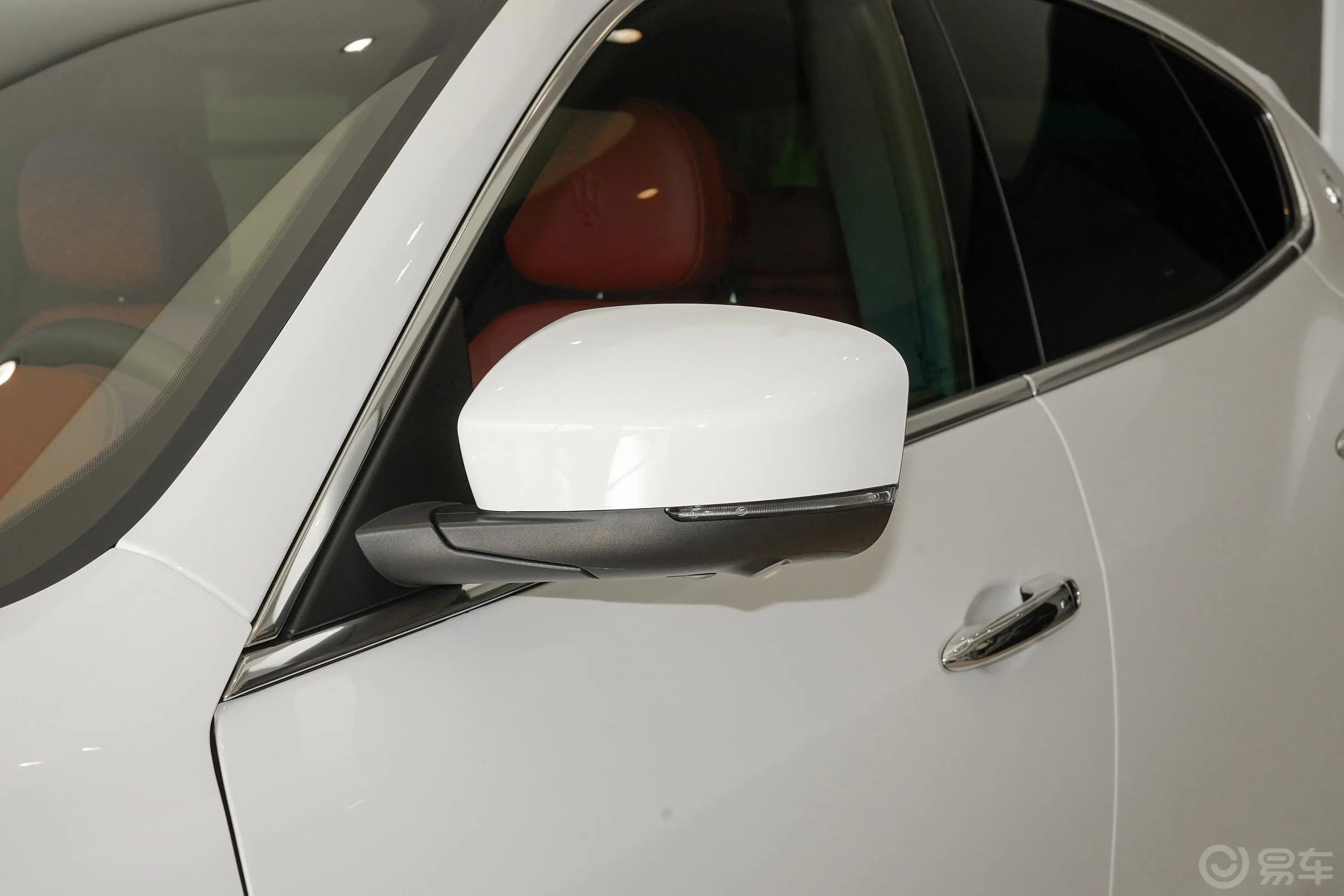Levante3.0T 标准版主驾驶后视镜背面
