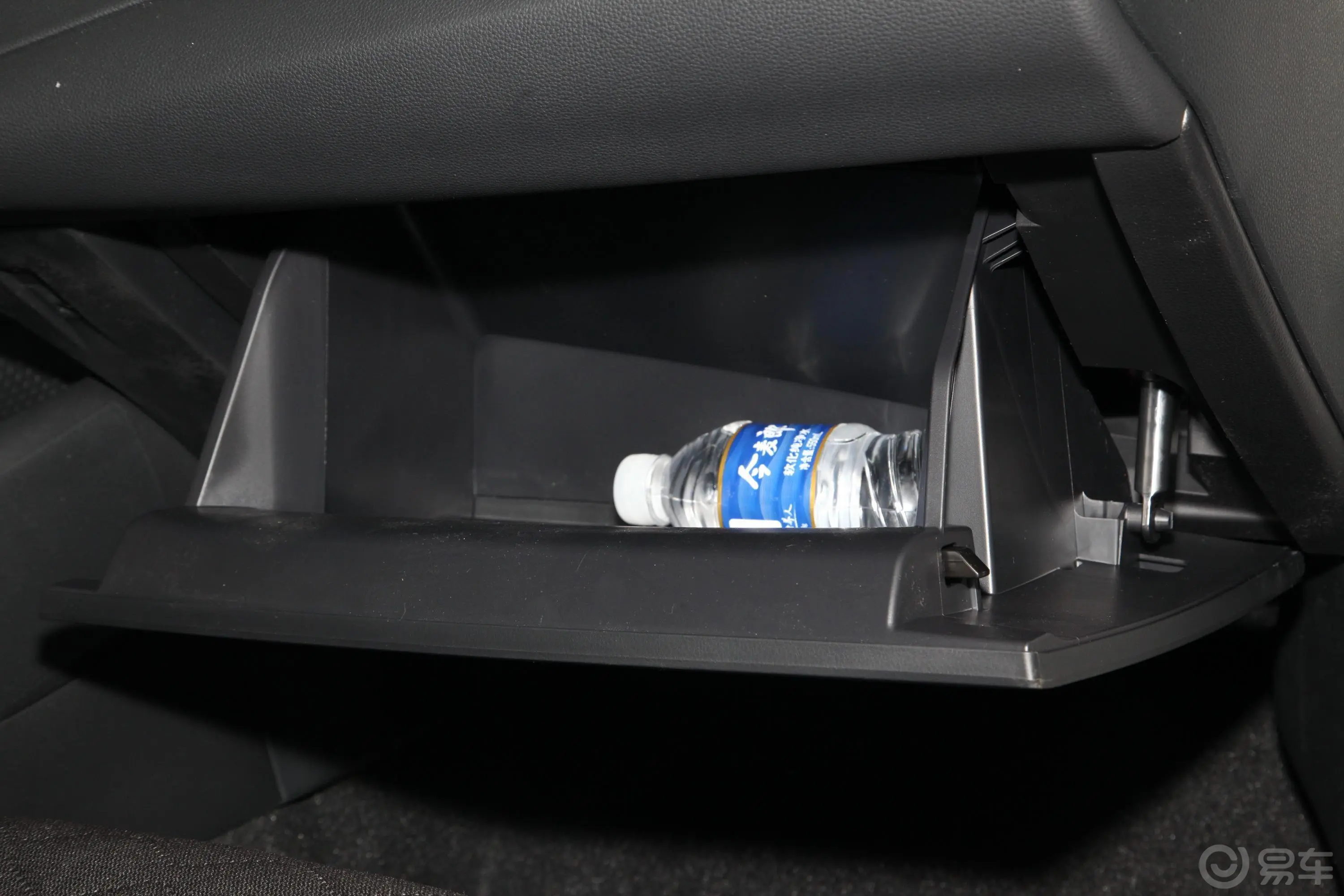 卡罗拉1.2T S-CVT 精英PLUS版手套箱空间水瓶横置