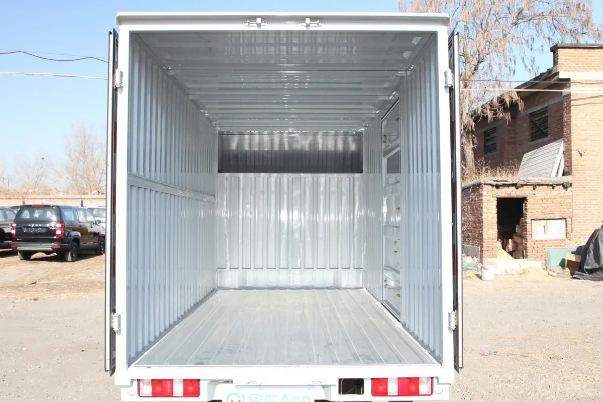 长安星卡1.5L 单排 钢板货柜车基本型 国VI后备厢空间特写