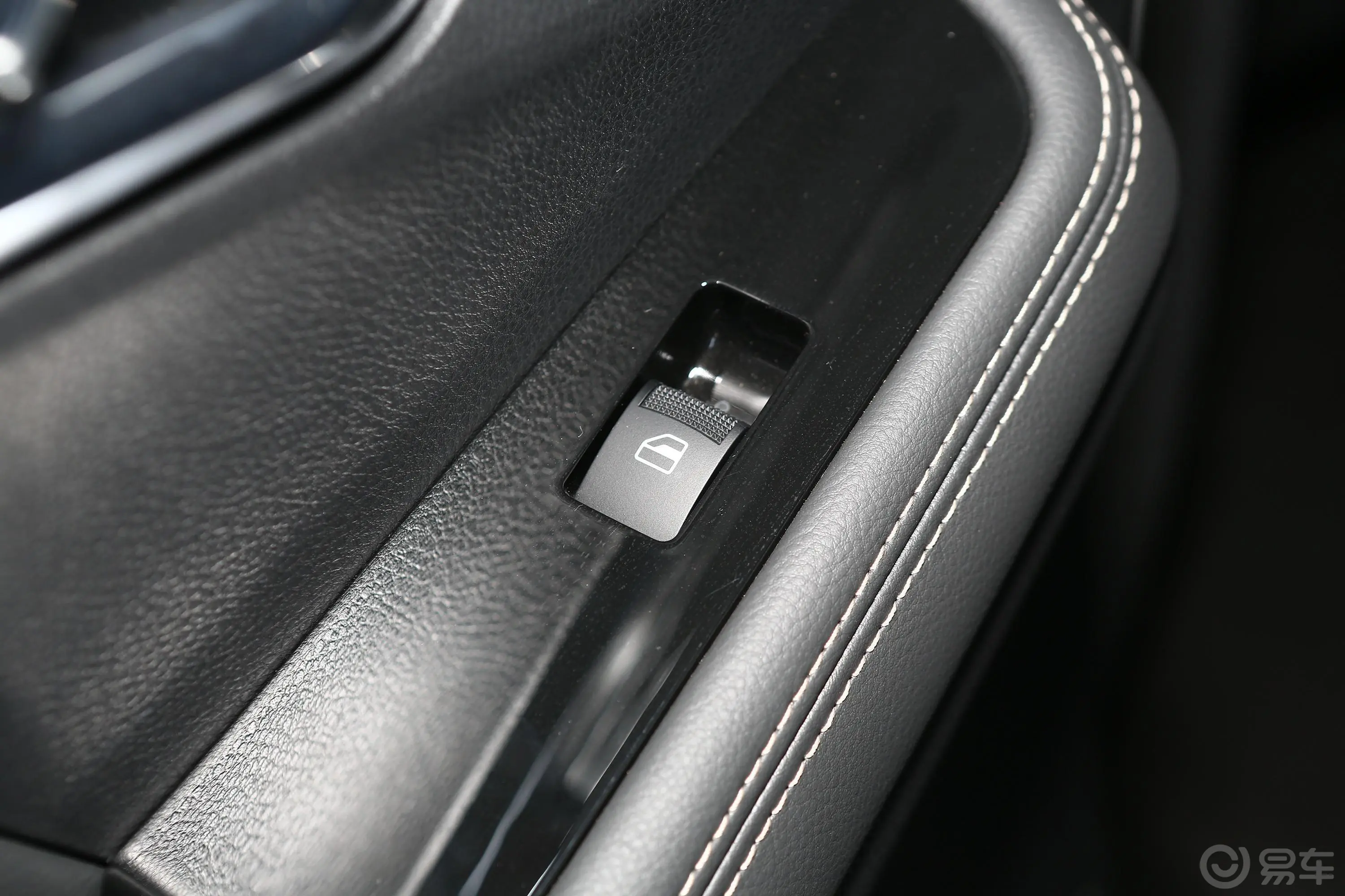 瑞迈2.8T 手动 两驱 加长舒适版 柴油后车窗调节