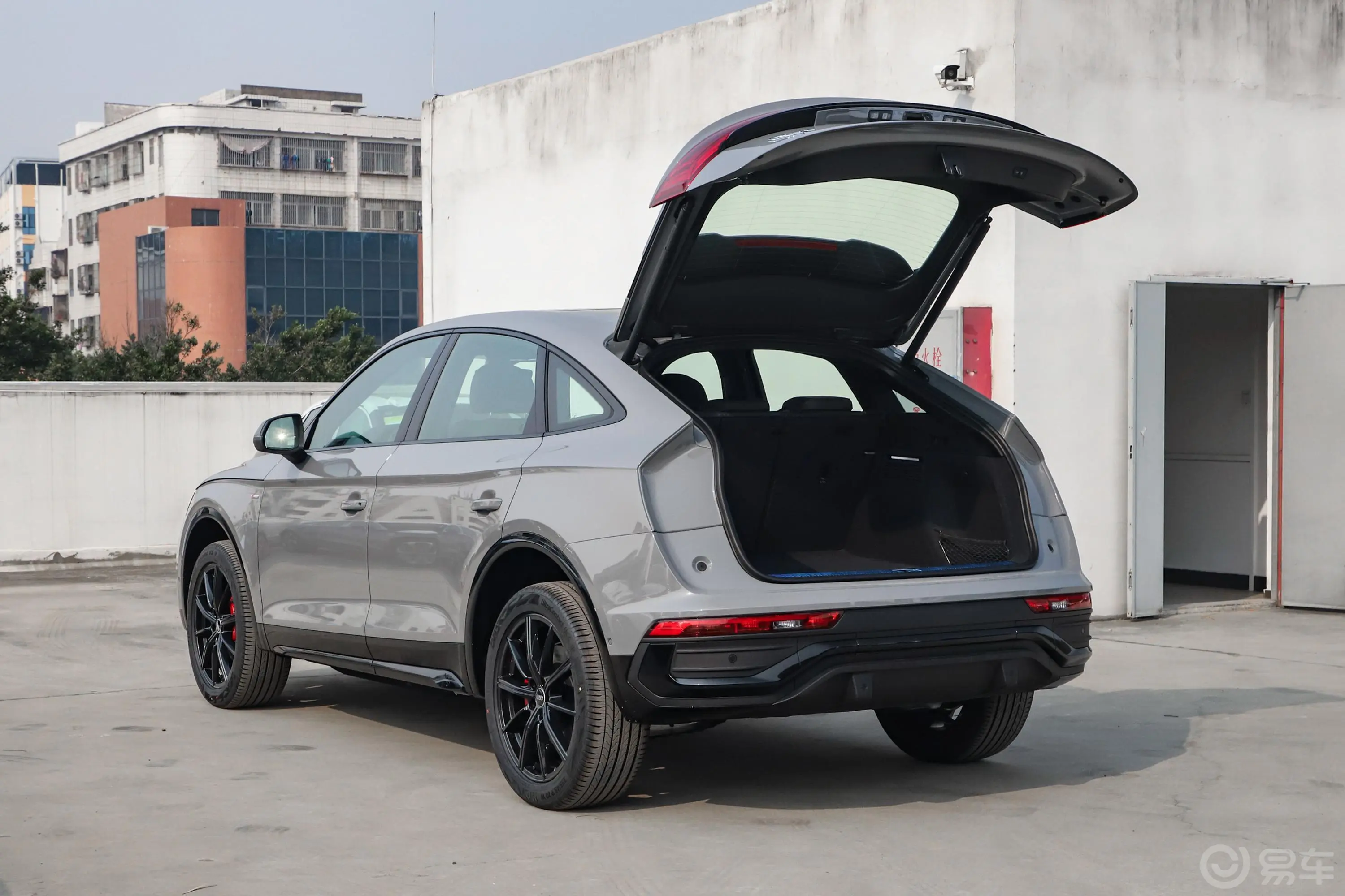 奥迪Q5L Sportback40 TFSI 上市特别版后备厢开启45度侧拍