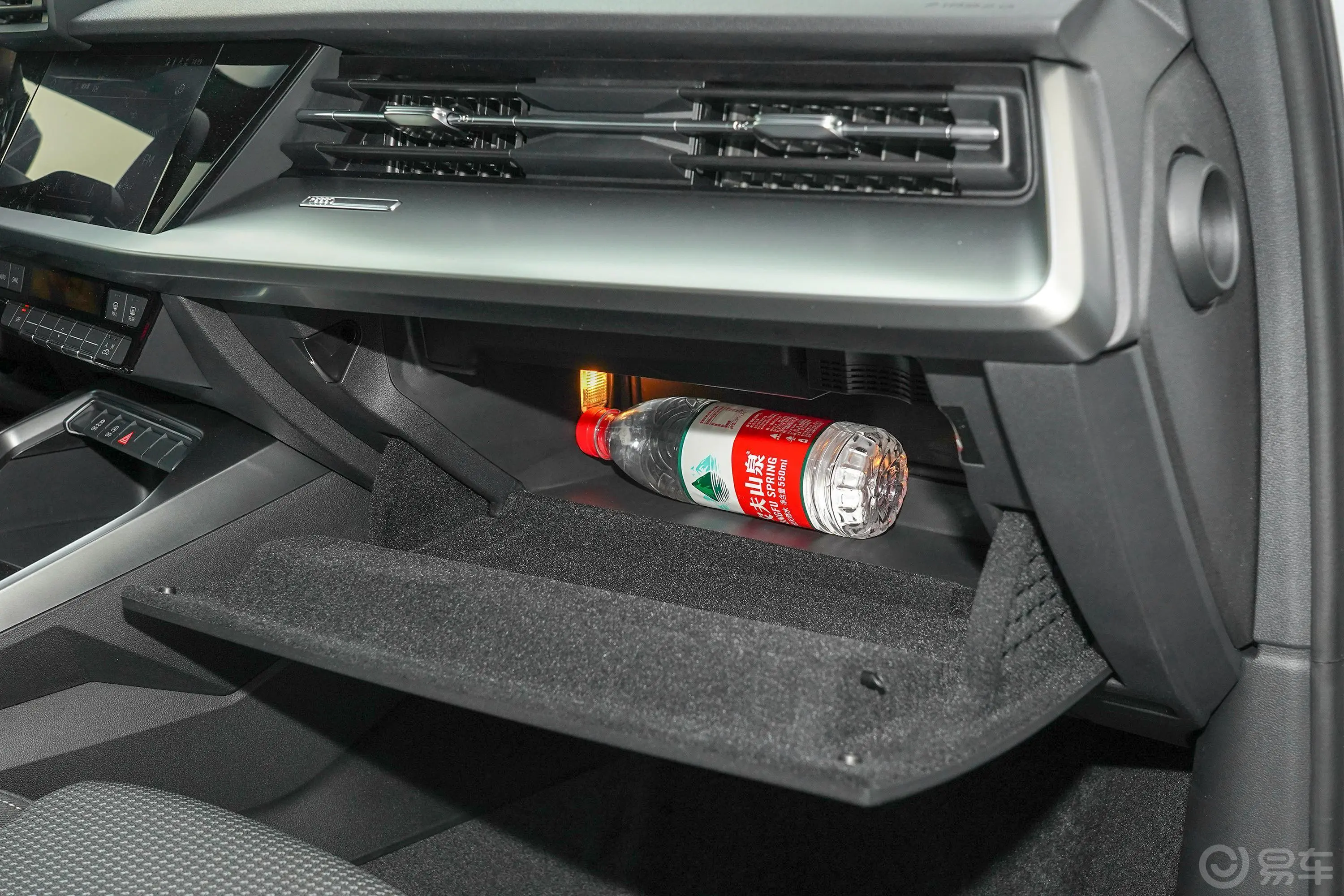 奥迪A3A3L Limousine 35 TFSI 进取运动型手套箱空间水瓶横置