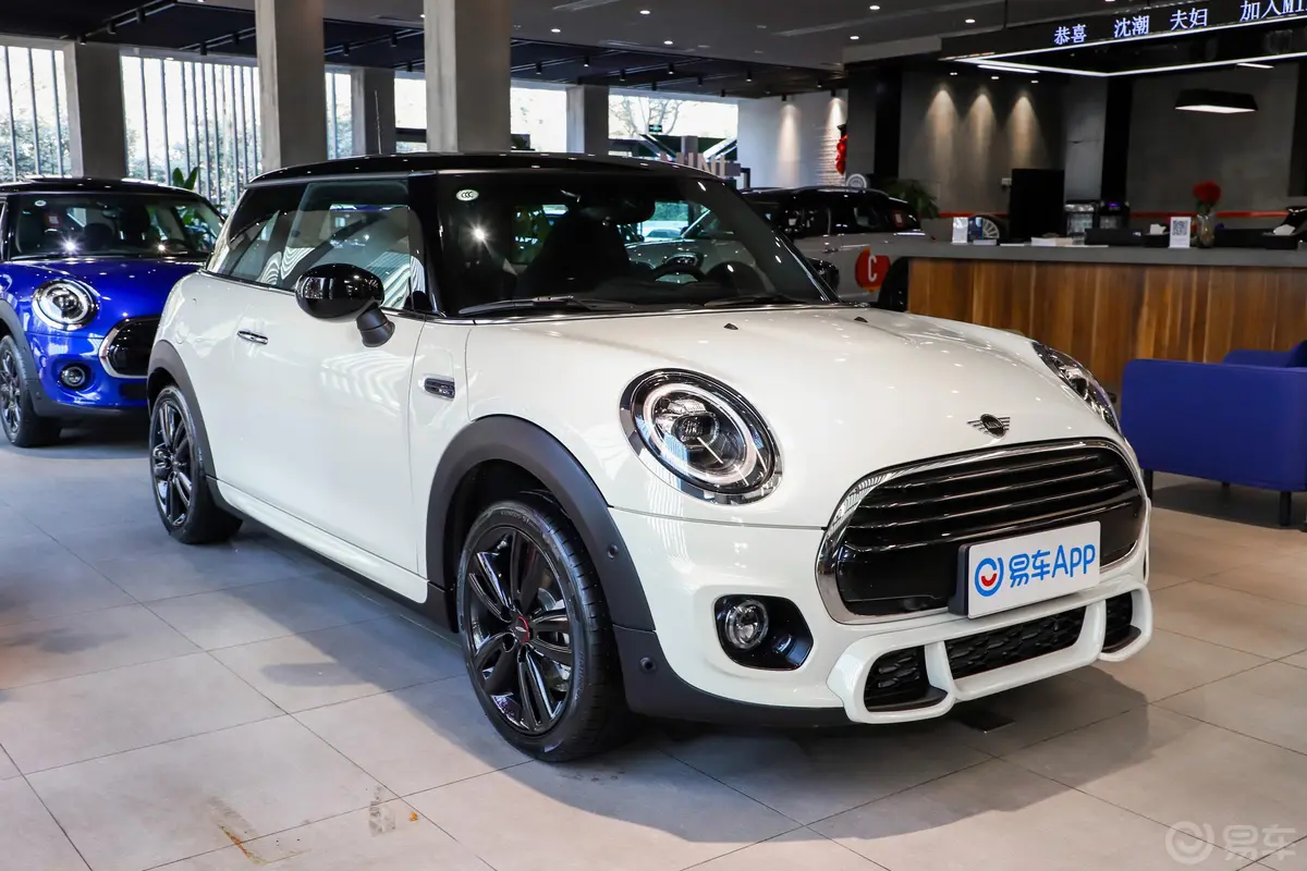 MINI1.5T COOPER 赛车手侧前45度车头向右水平